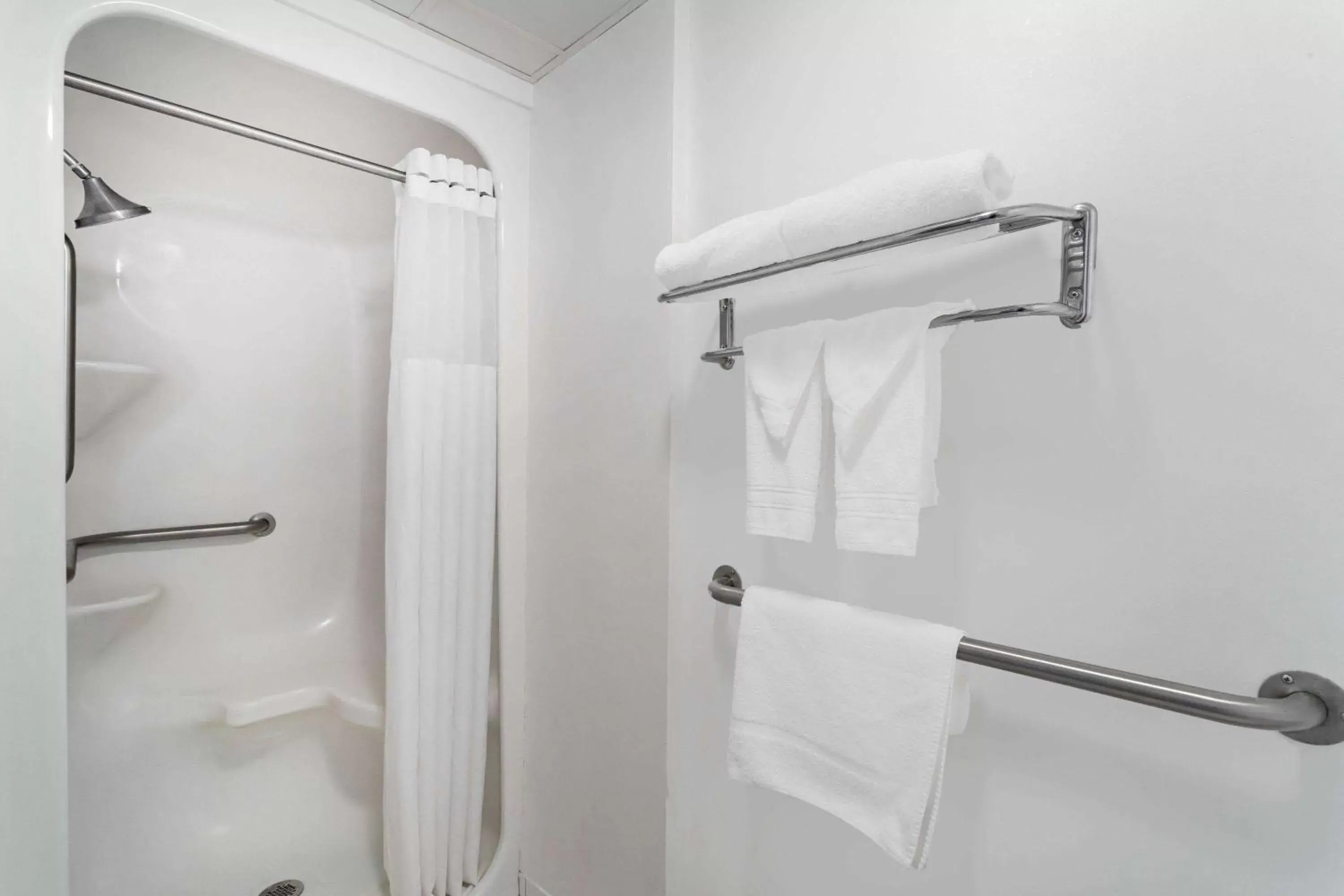 Shower, Bathroom in Howard Johnson by Wyndham Waukegan Great Lakes