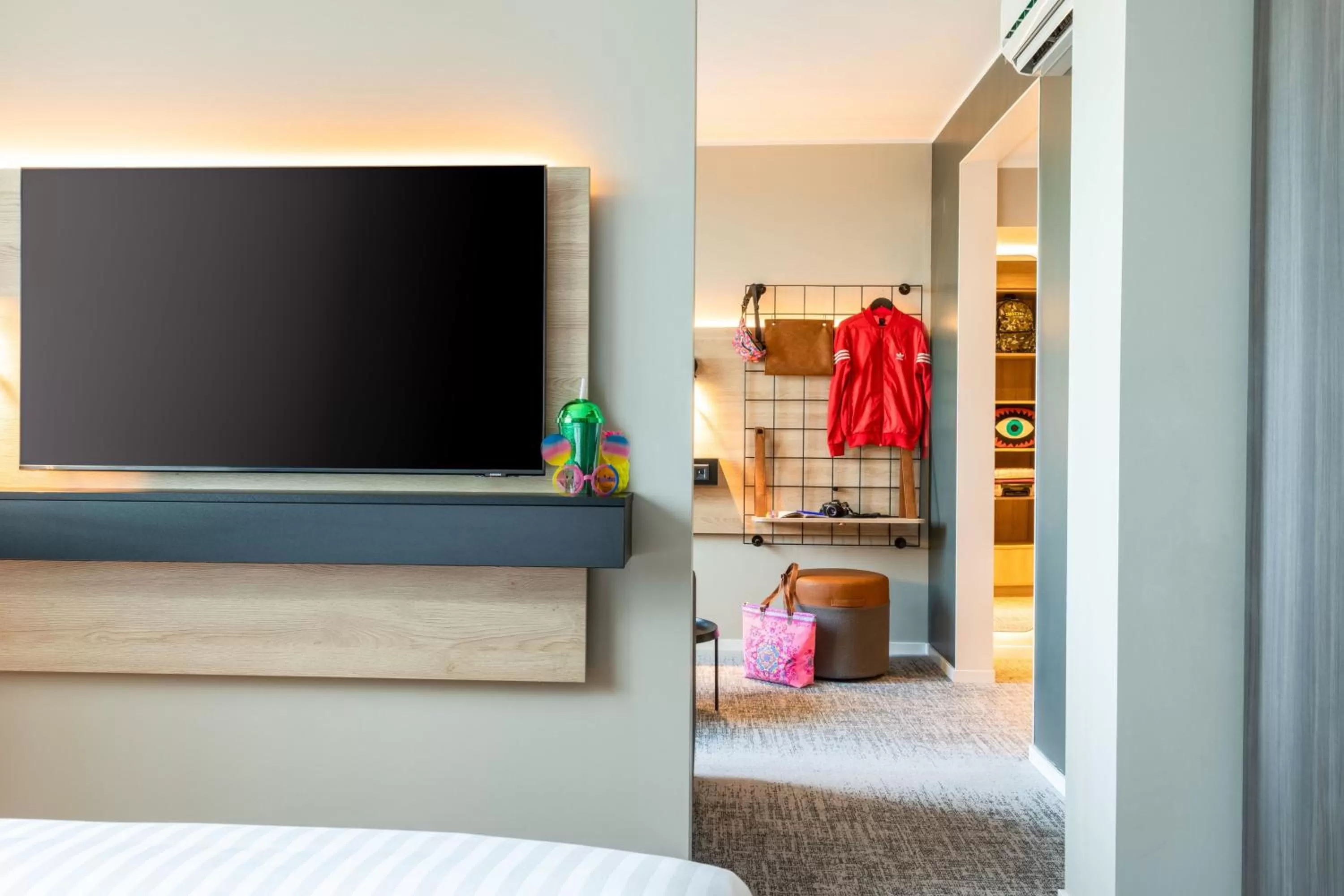 Photo of the whole room, Bed in Moxy Berlin Airport