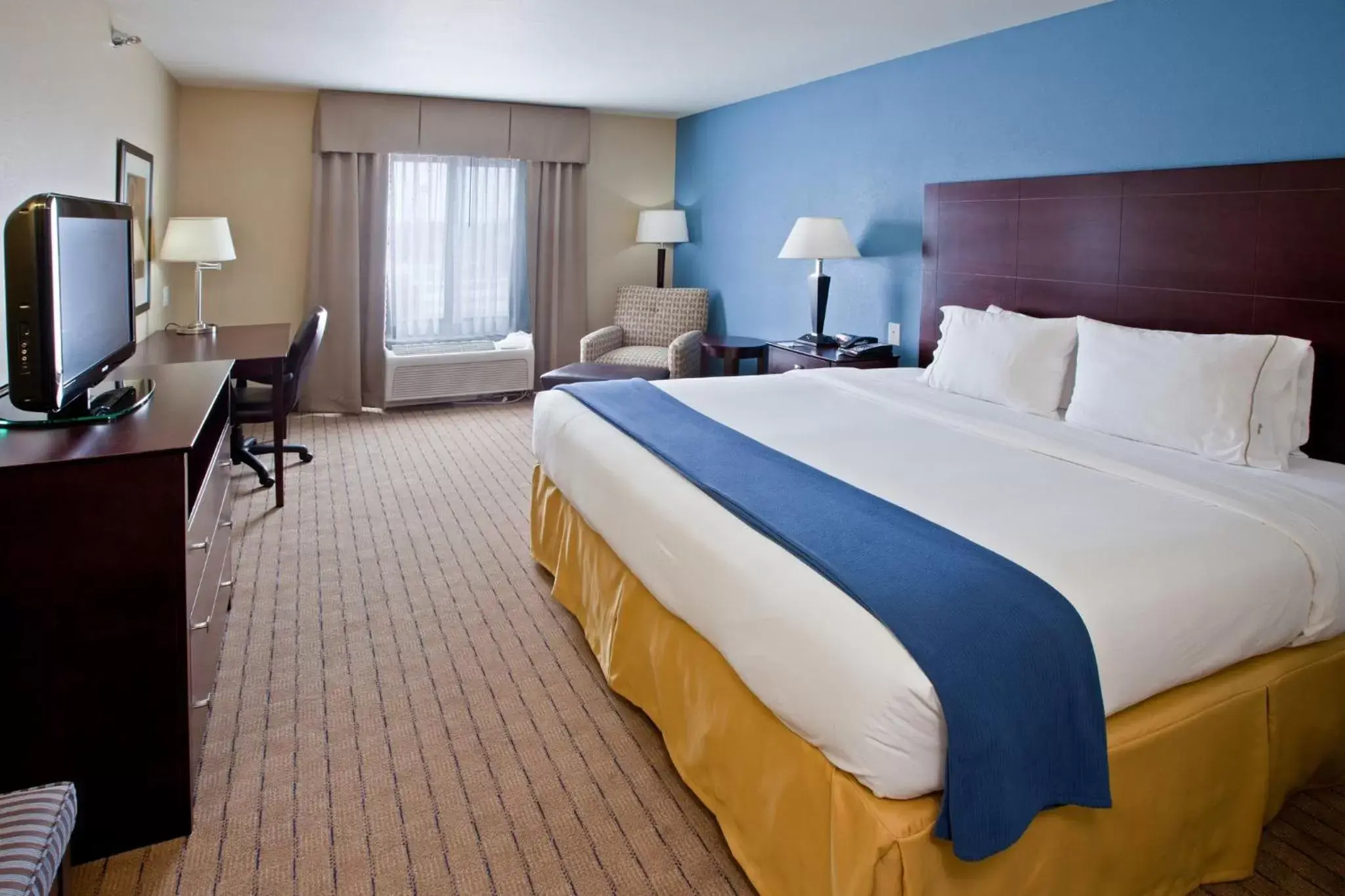 Photo of the whole room, Bed in Holiday Inn Express Hotel & Suites Shelbyville, an IHG Hotel