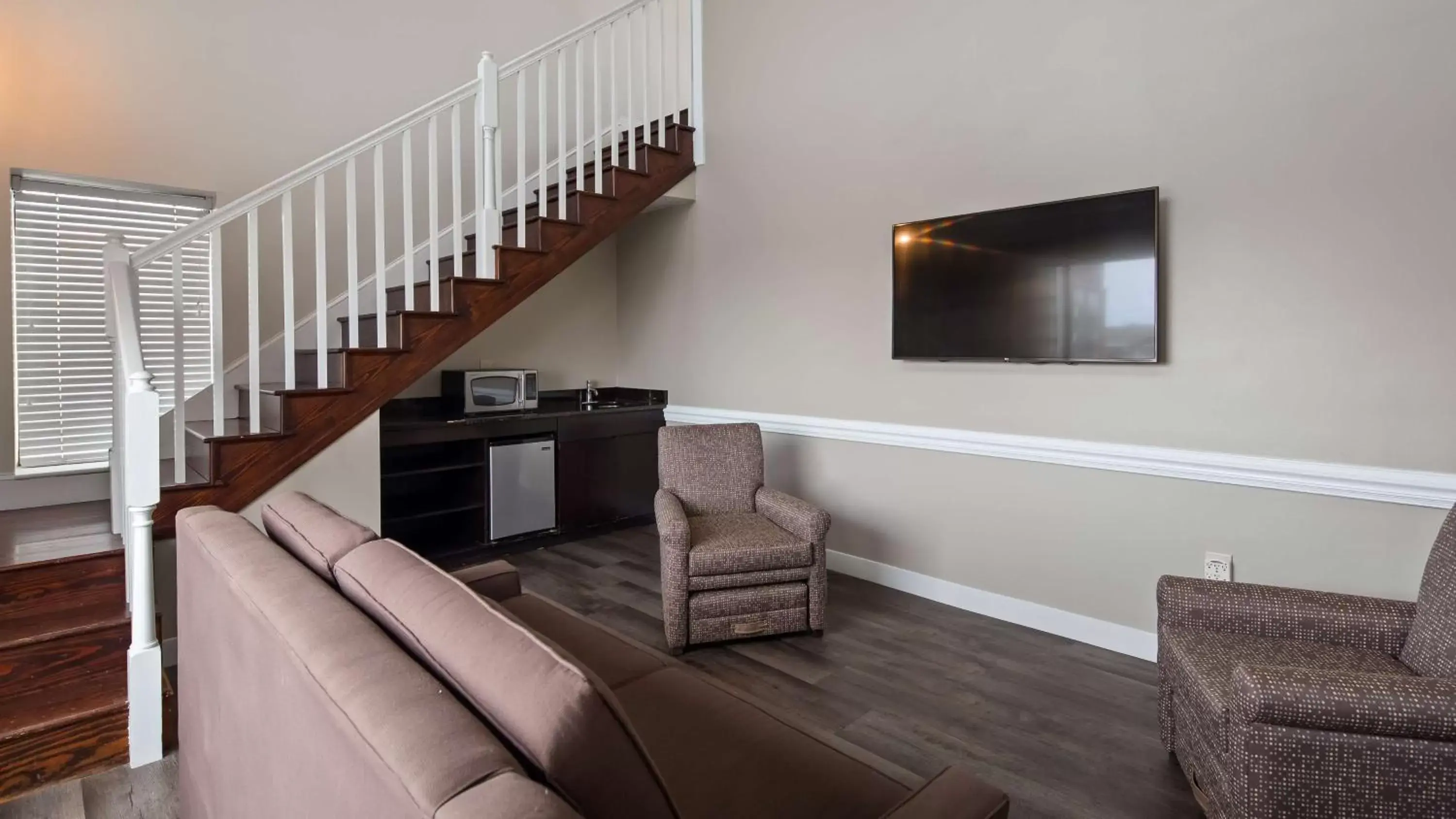 Photo of the whole room, TV/Entertainment Center in Best Western Plus Coastline Inn