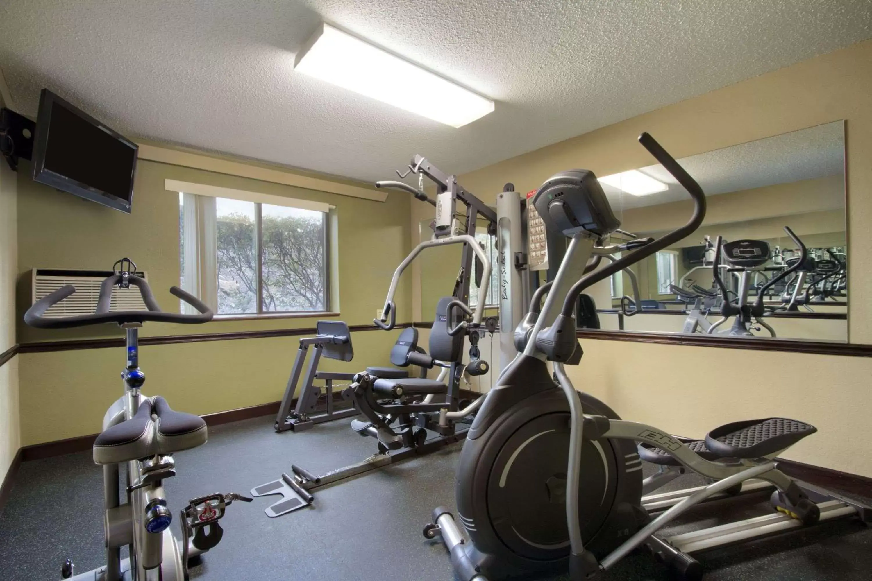 Fitness centre/facilities, Fitness Center/Facilities in Super 8 by Wyndham Homewood Birmingham Area