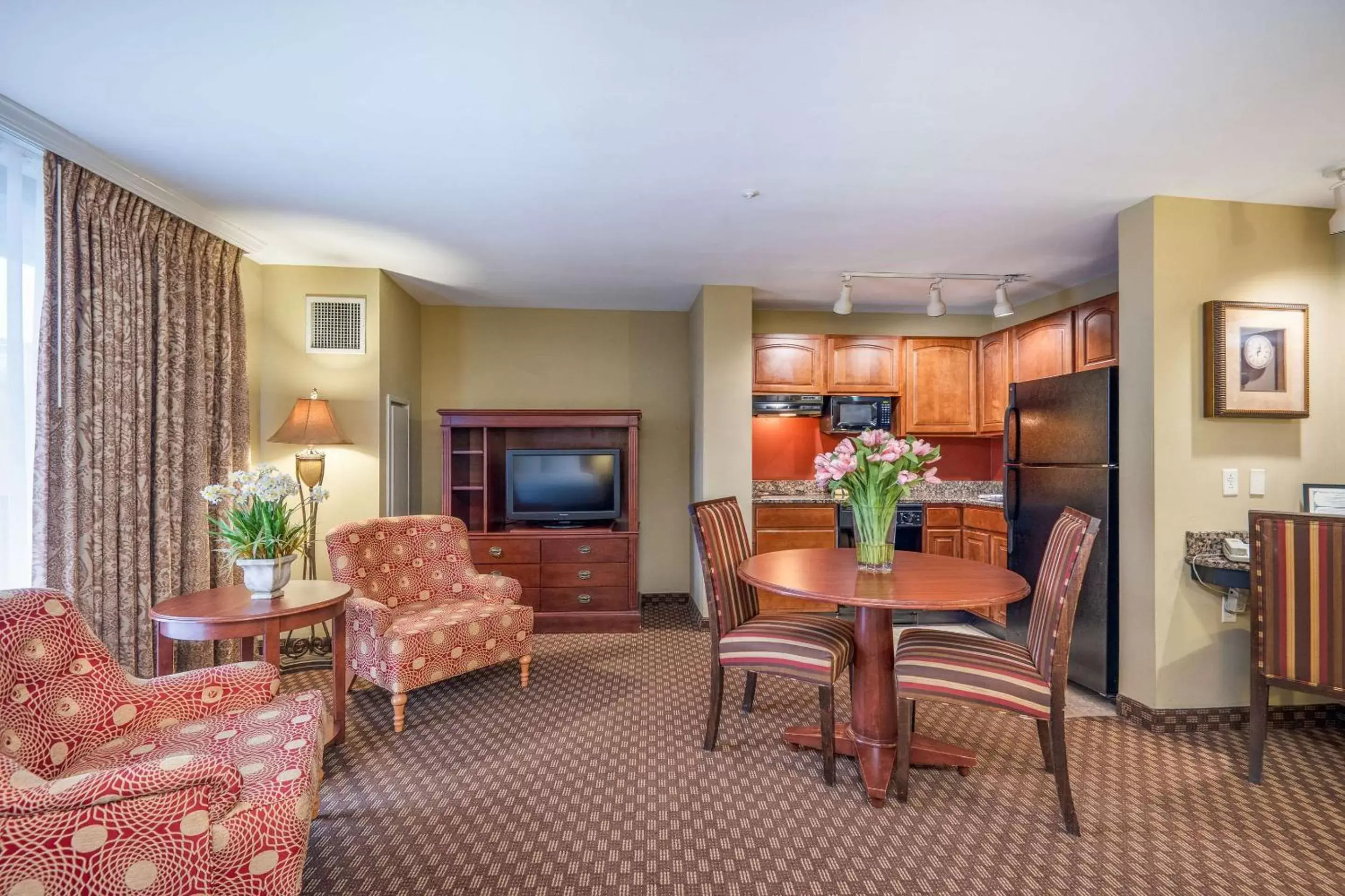 Photo of the whole room, Seating Area in Clarion Collection Hotel Arlington Court Suites