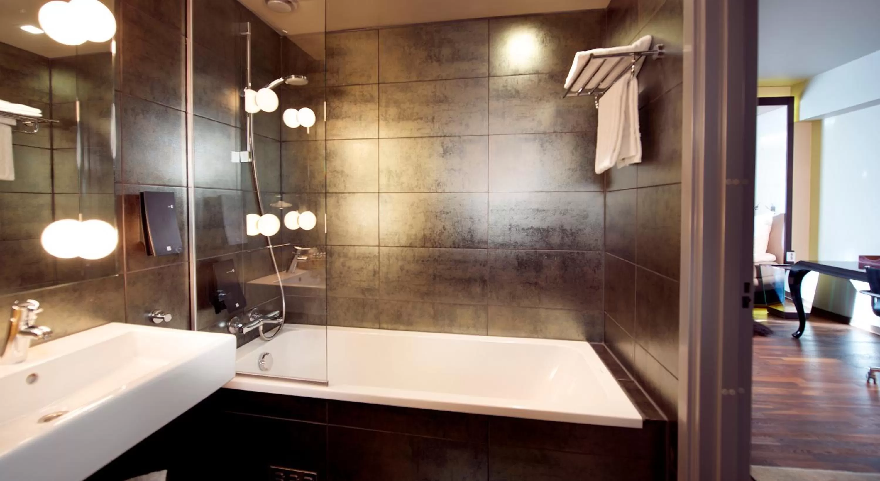 Bathroom in Home Hotel Folketeateret