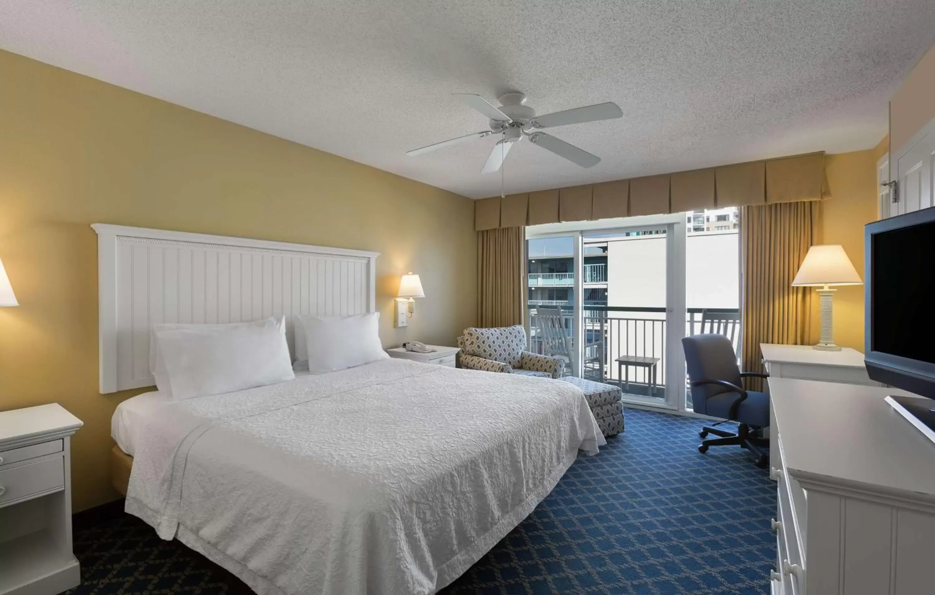 Bedroom, Bed in Hampton Inn & Suites Myrtle Beach Oceanfront