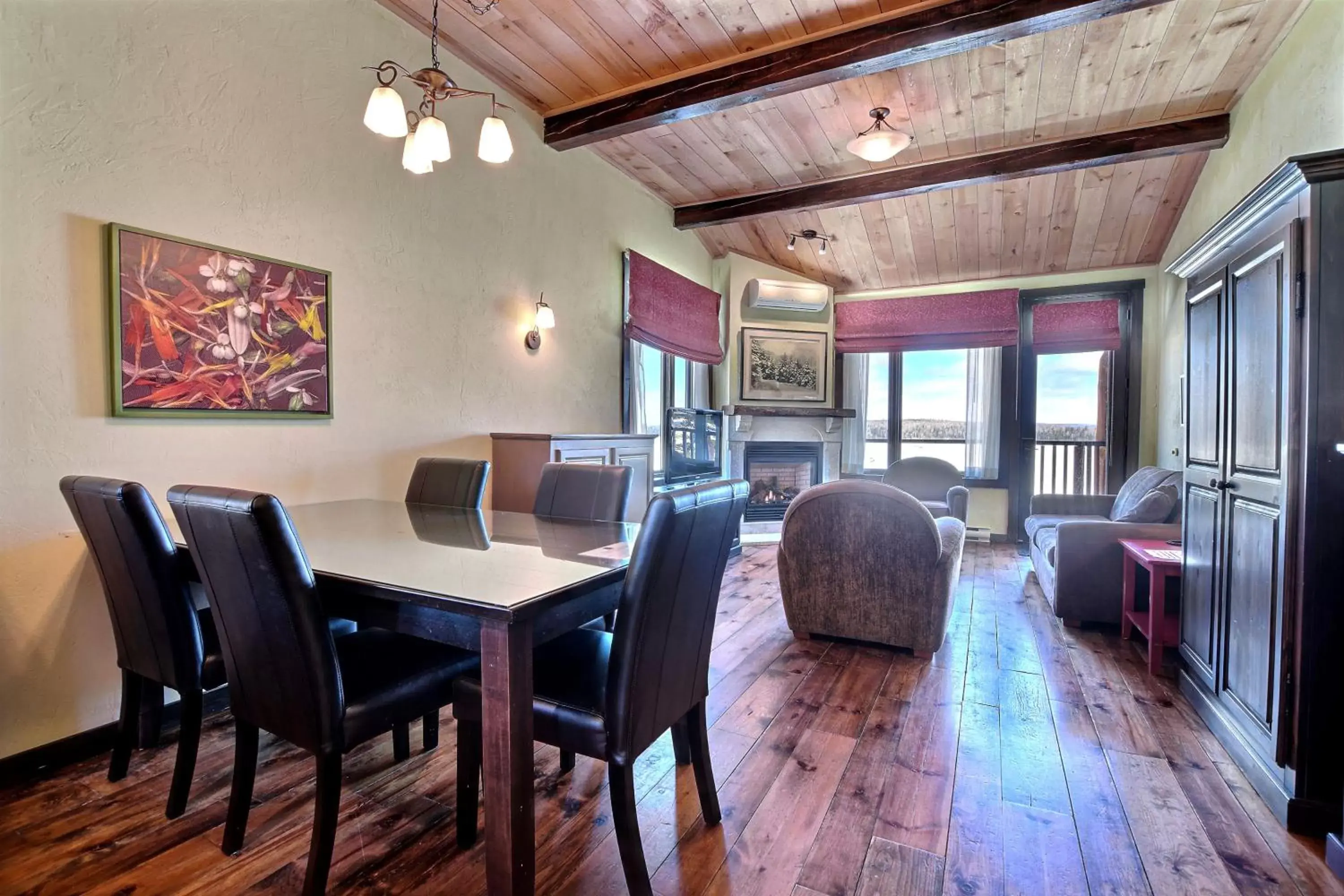 Dining Area in Les Condos Du Lac Taureau- Rooms & Condos