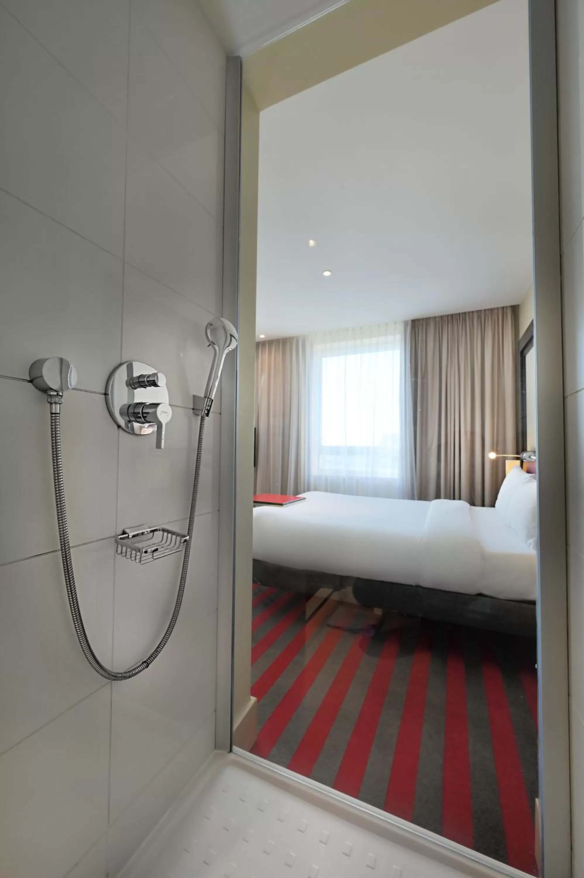 Shower, Bed in Mercure Warszawa Grand