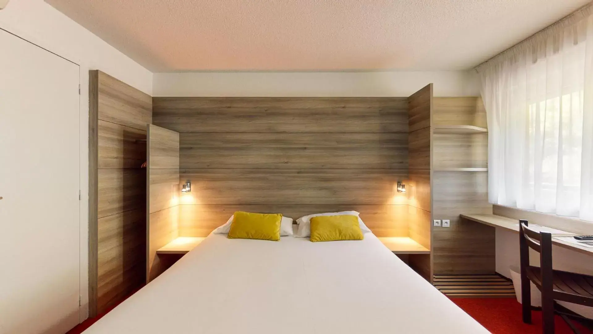 Bedroom, Bed in L'Auberge Everhotel de Tarbes-Ibos