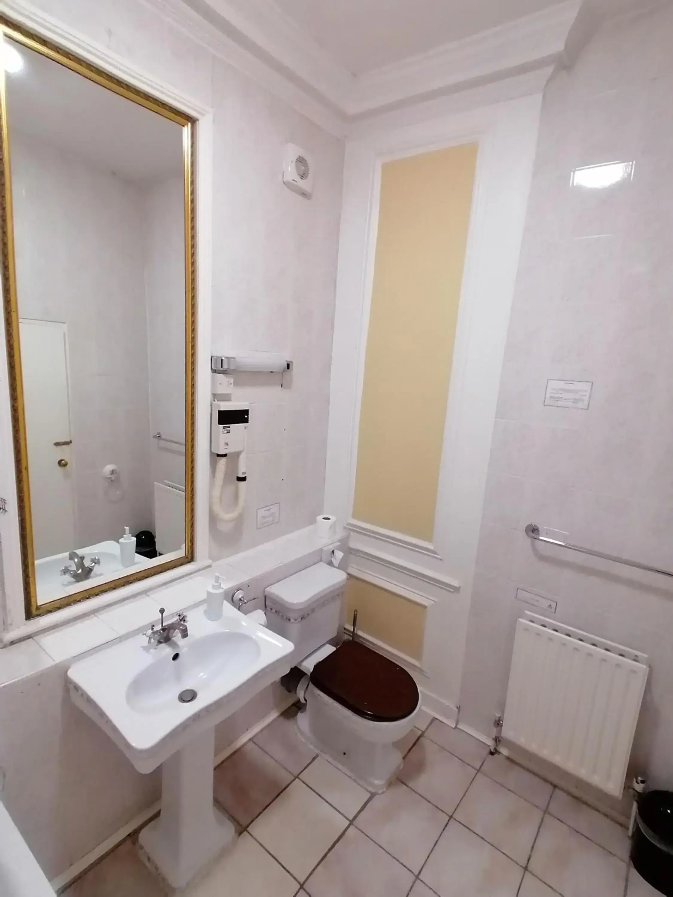 Shower, Bathroom in The Gordon House Hotel