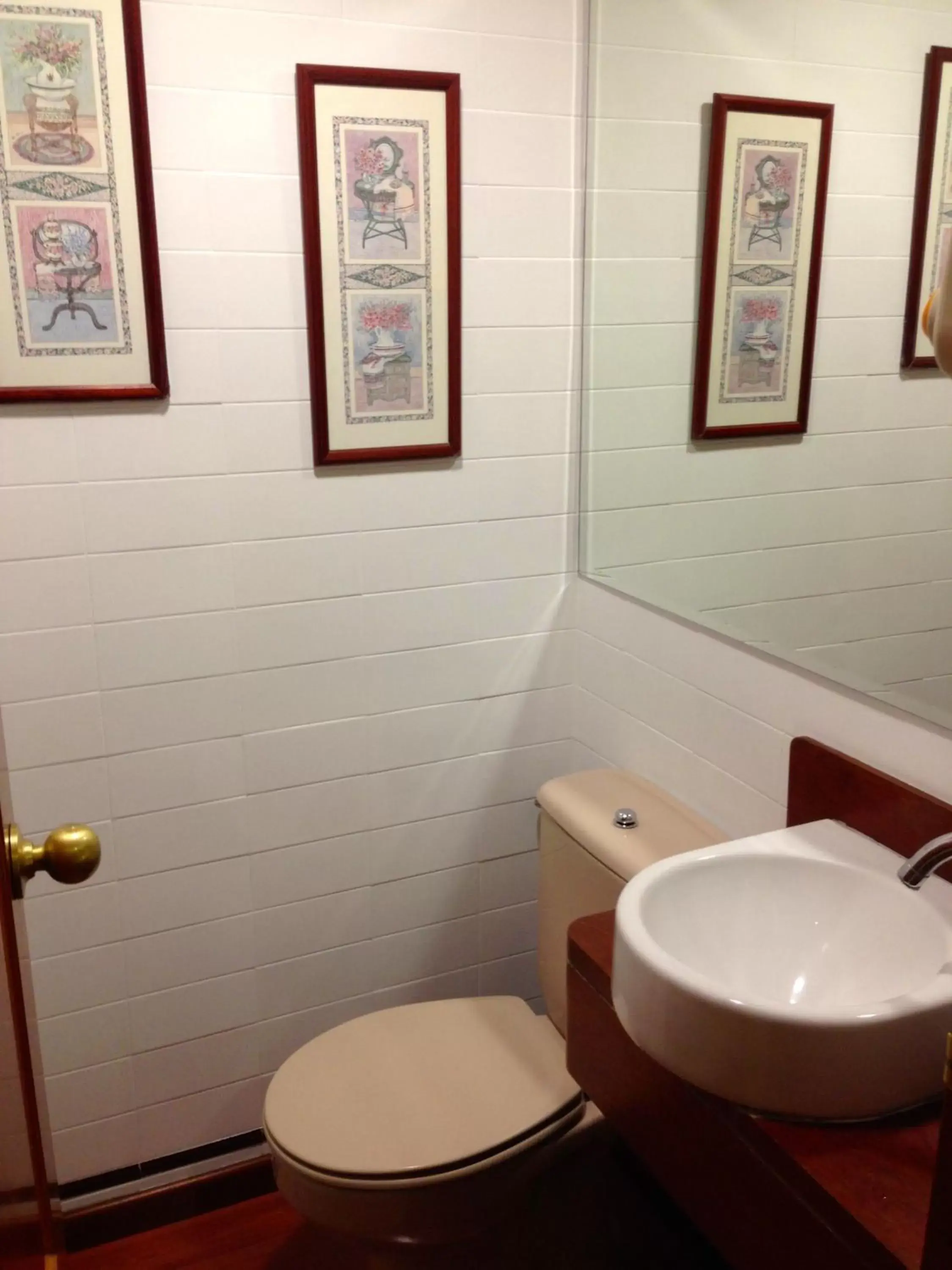 Toilet, Bathroom in Hotel Pelayo