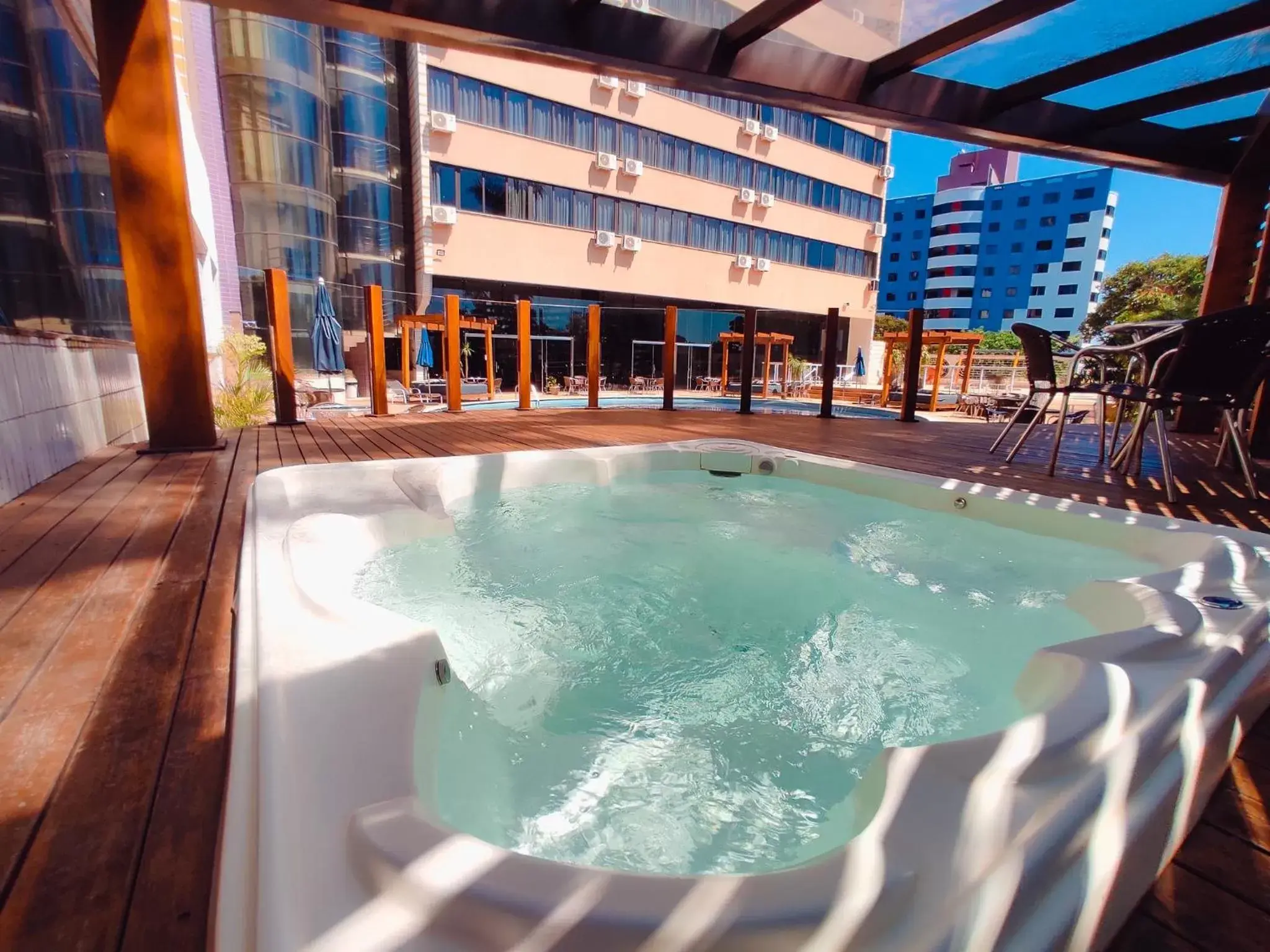 Hot Tub, Swimming Pool in Continental Inn