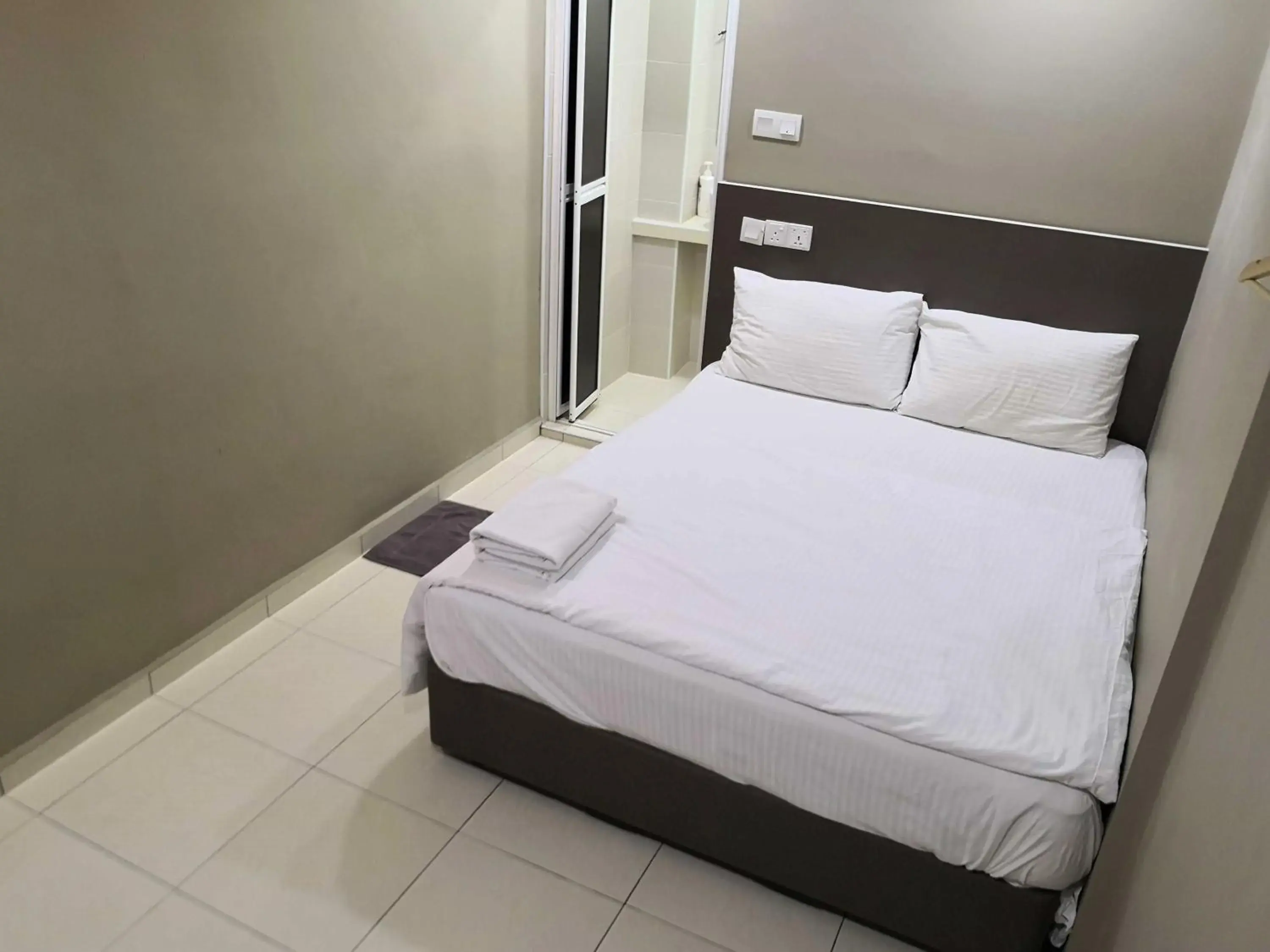 Bedroom, Bed in Tropika Garden Hotel