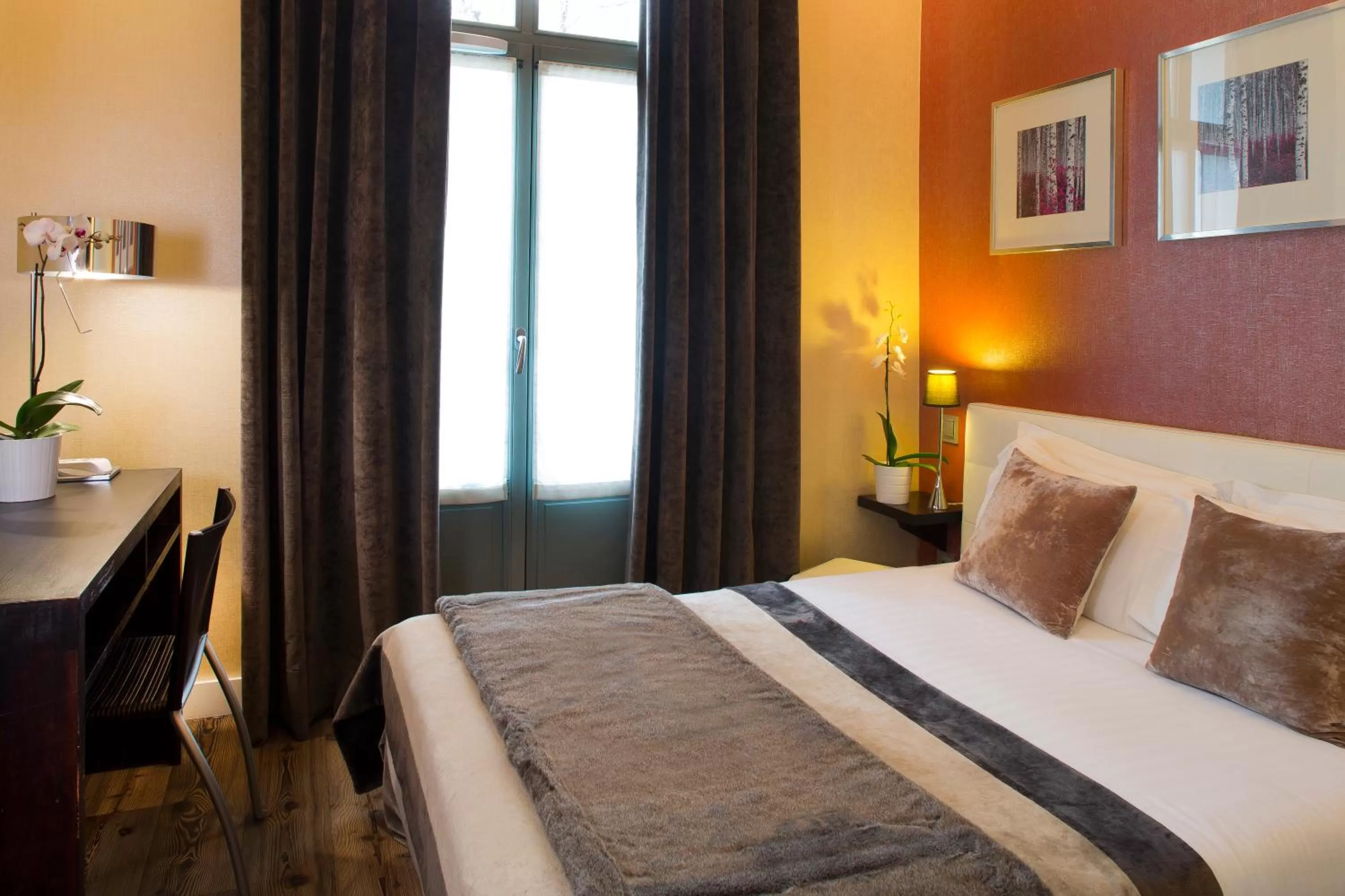 Photo of the whole room, Bed in Hotel des Arceaux