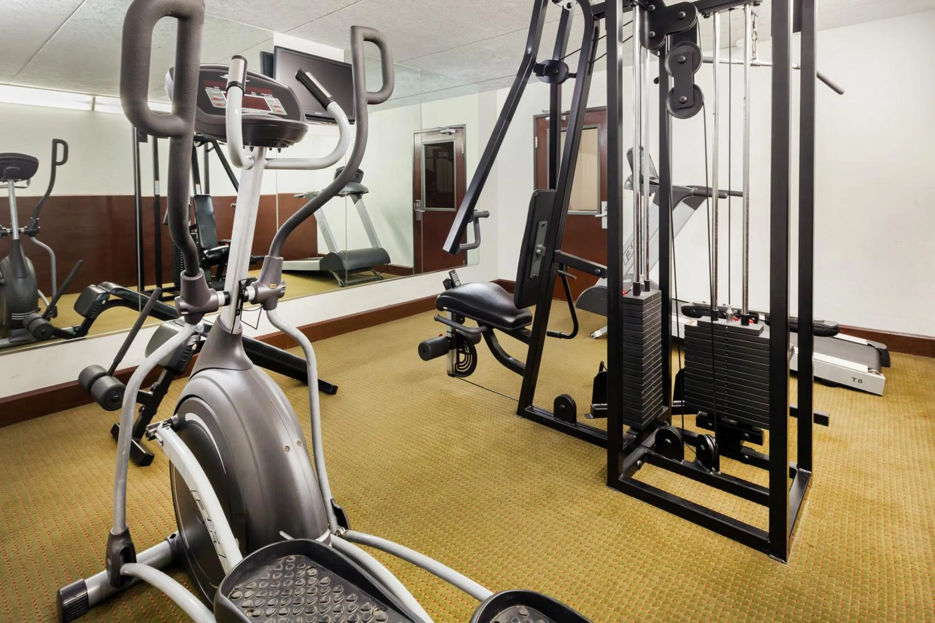 Fitness centre/facilities in Howard Johnson by Wyndham Arlington Ballpark / Six Flags