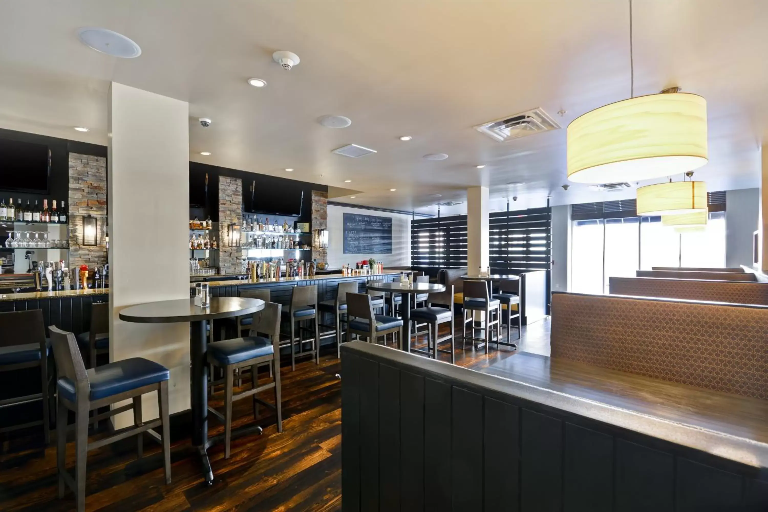 Restaurant/places to eat in Holiday Inn Detroit Metro Airport by IHG Restaurant/places to eat in Holiday Inn Detroit Metro Airport by IHG