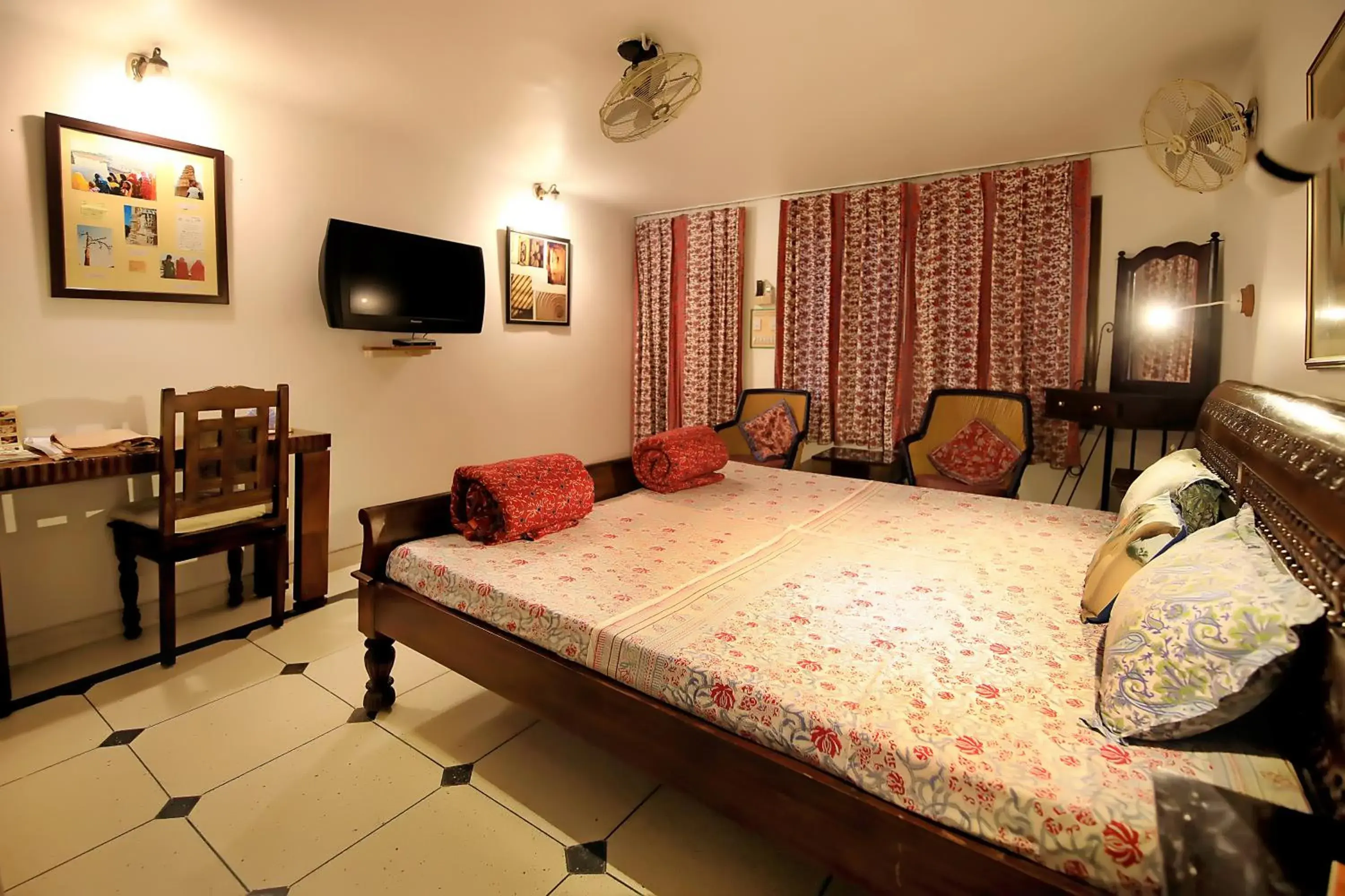 Photo of the whole room, Bed in Jaipur Inn