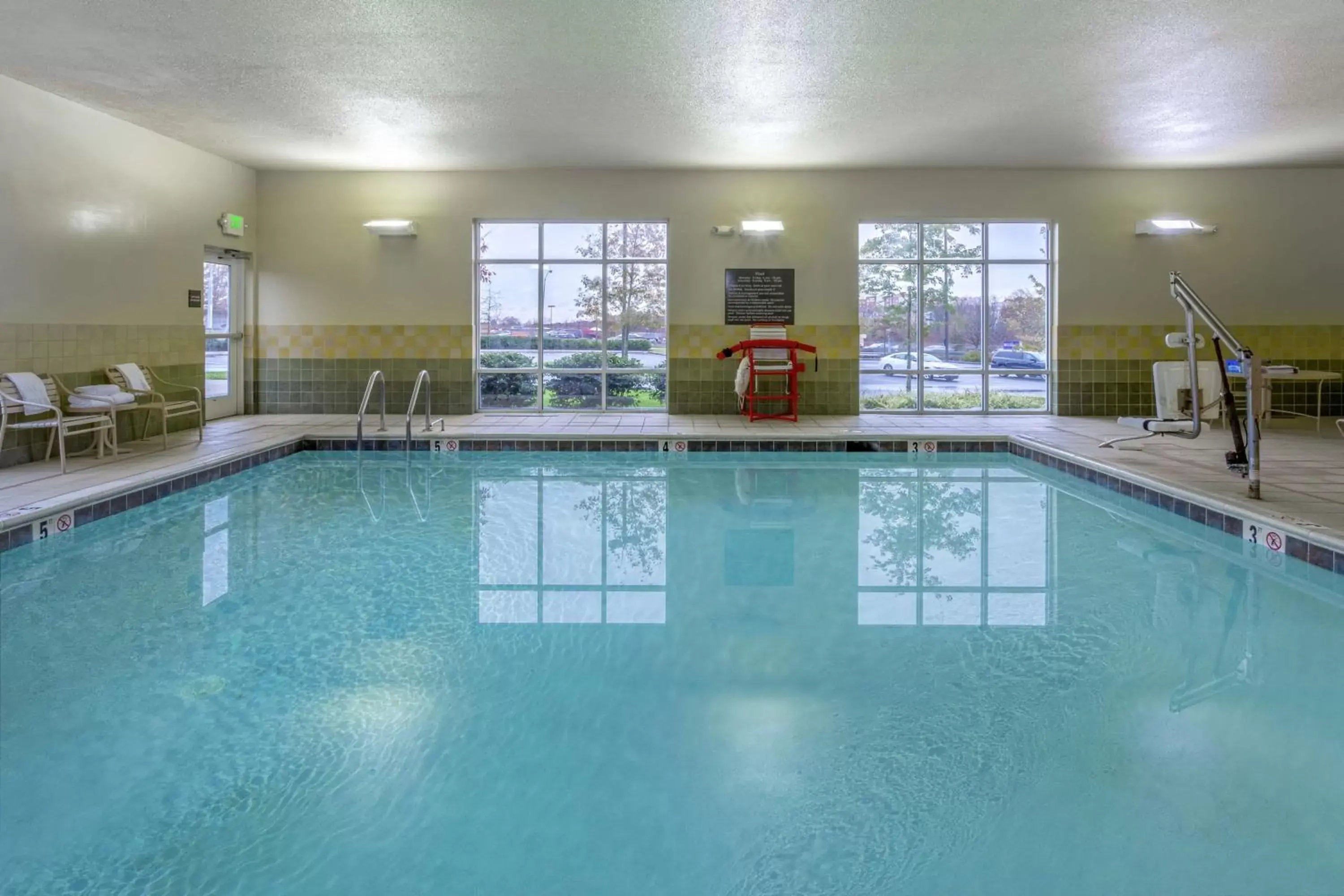 Swimming Pool in Hampton Inn Owings Mills