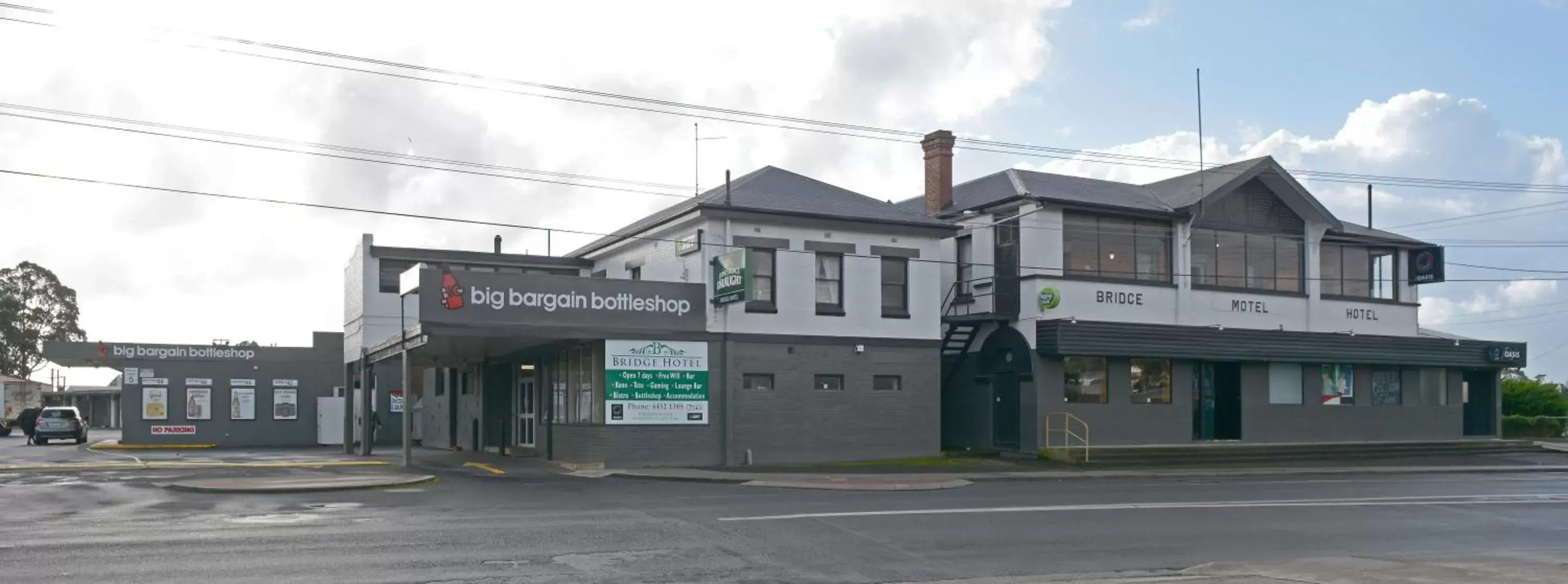 Facade/entrance, Property Building in Bridge Hotel