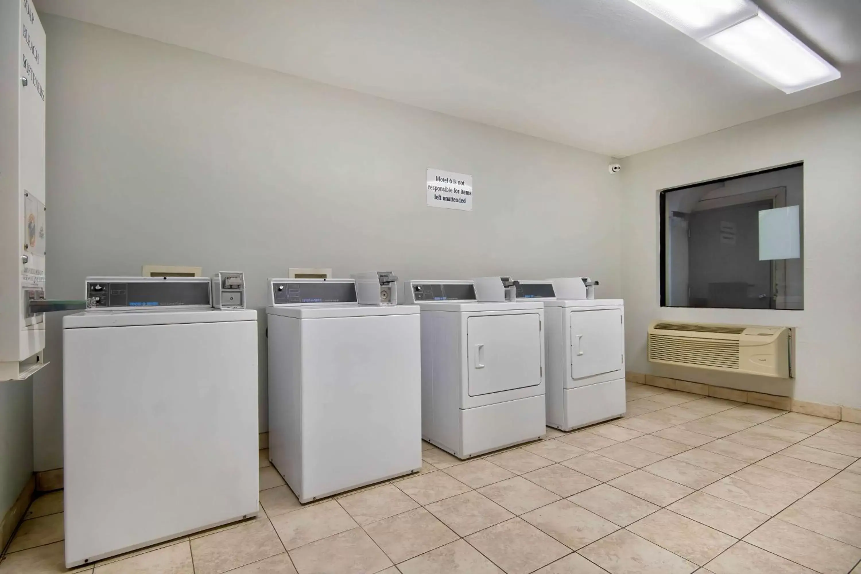 Property building, Kitchen/Kitchenette in Motel 6-Sulphur, LA