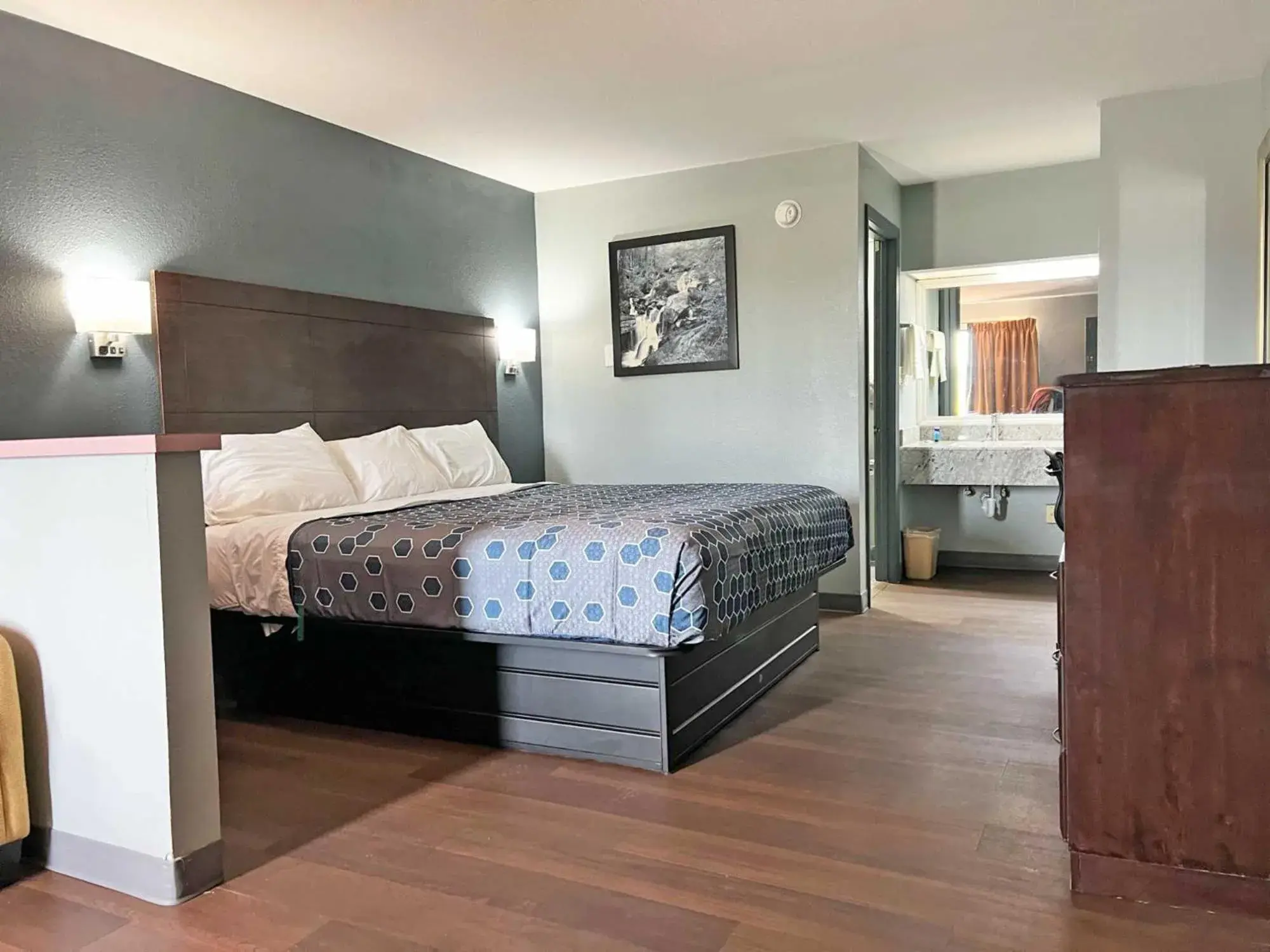 Bed in Red Carpet Inn and Suites Newnan GA