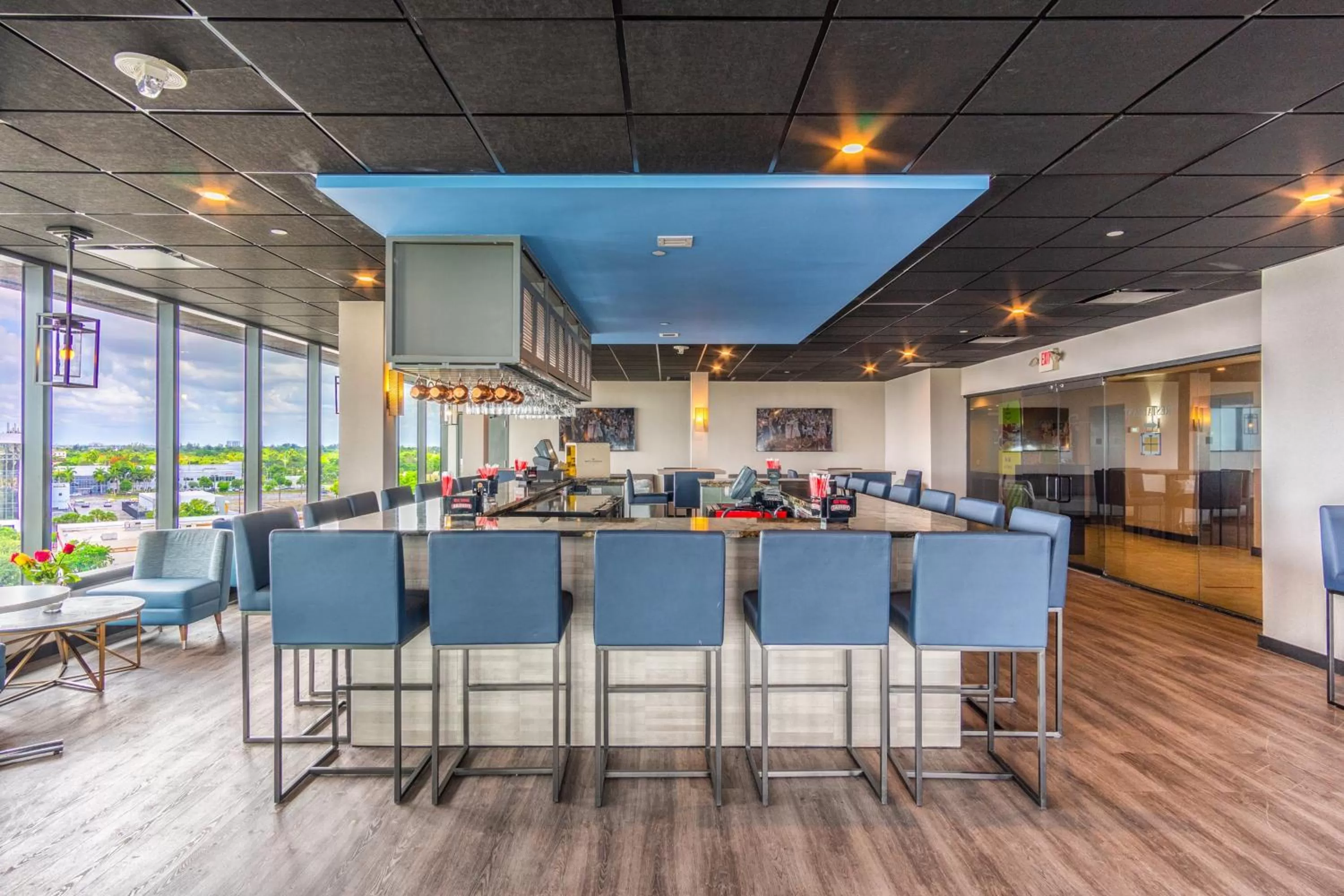 Lounge or bar in Holiday Inn Miami International Airport by IHG