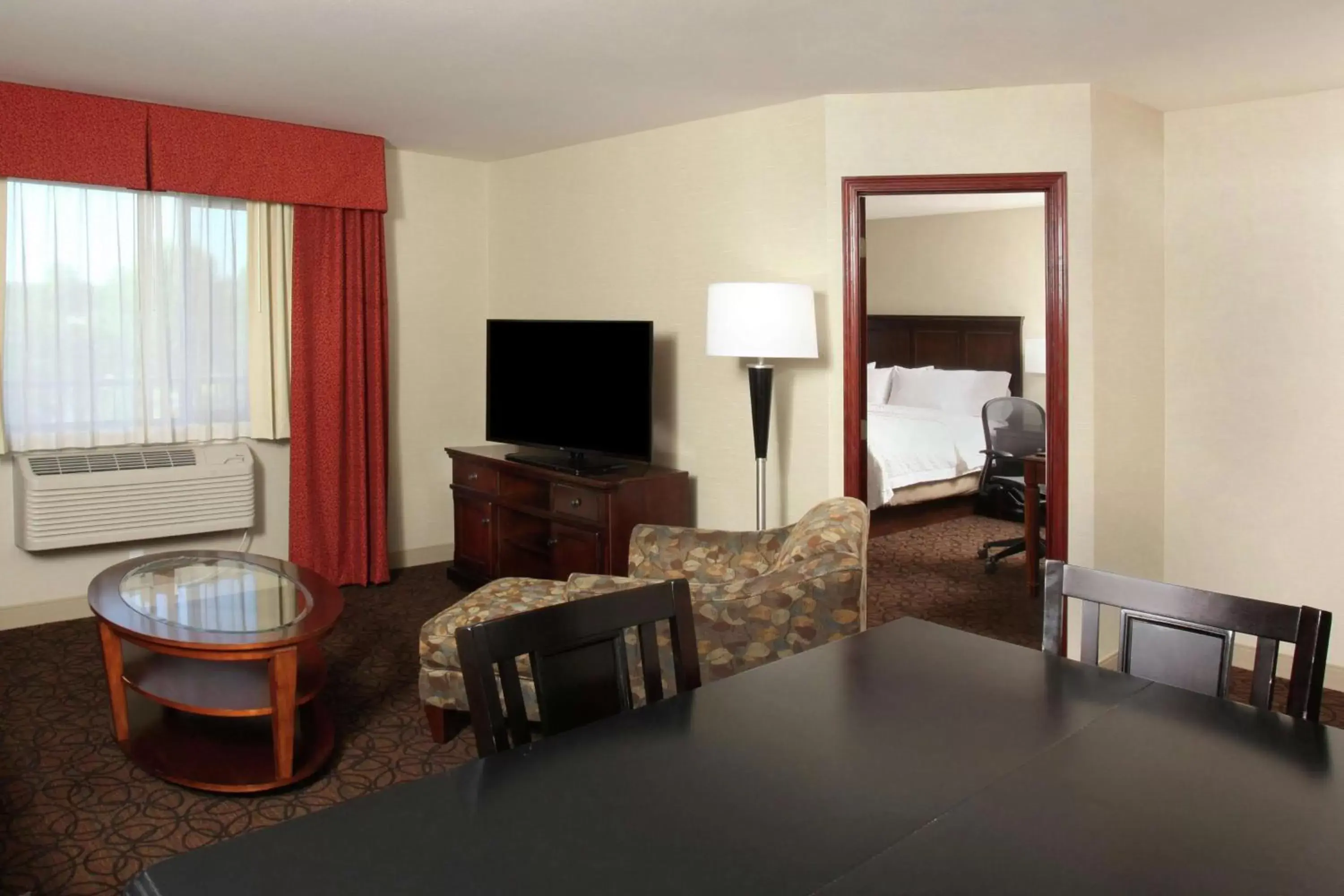 Bedroom, TV/Entertainment Center in Hampton Inn Richland-Tri Cities