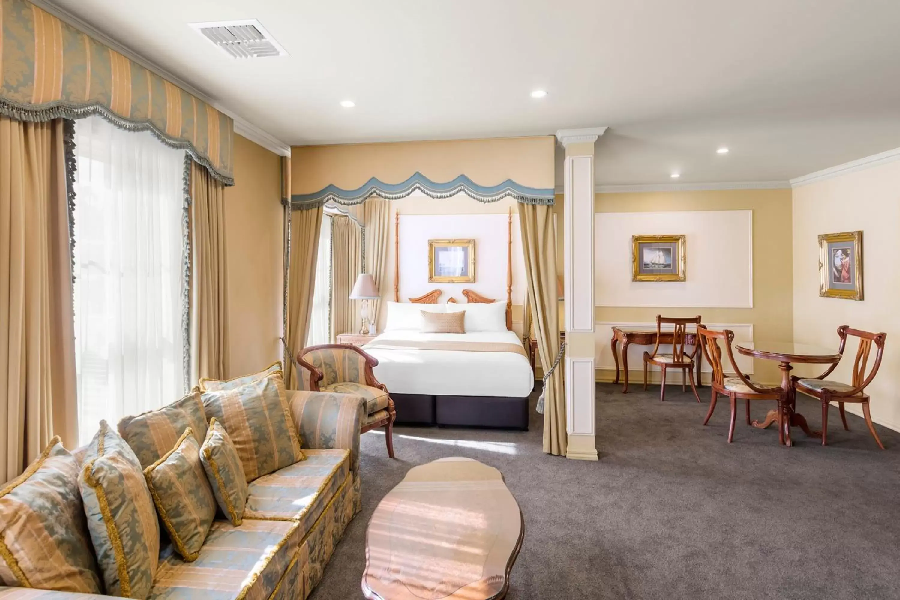 Bedroom, Seating Area in Quality Hotel Canterbury International