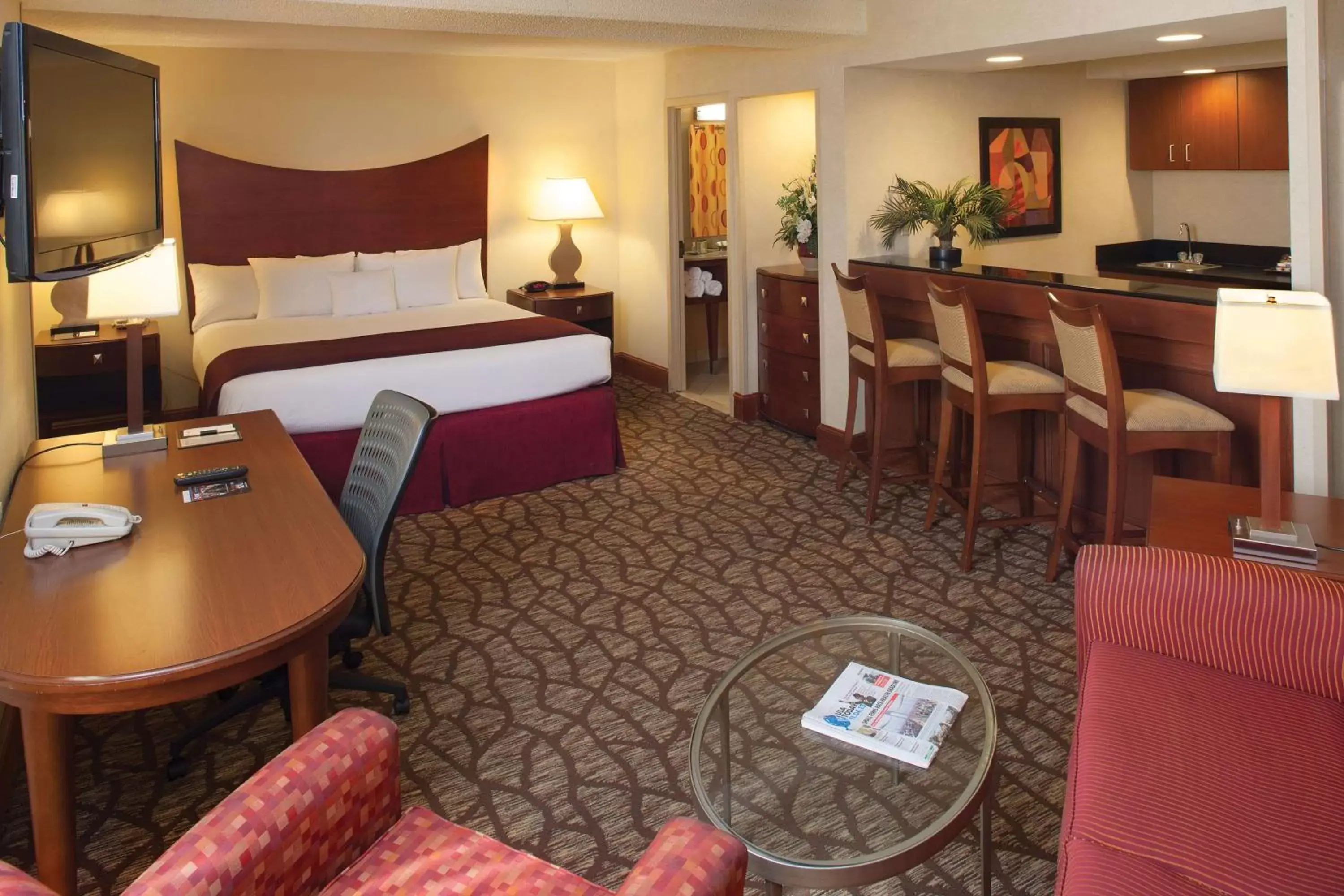 Junior King Suite - Non-Smoking in DoubleTree by Hilton Murfreesboro Junior King Suite - Non-Smoking in DoubleTree by Hilton Murfreesboro