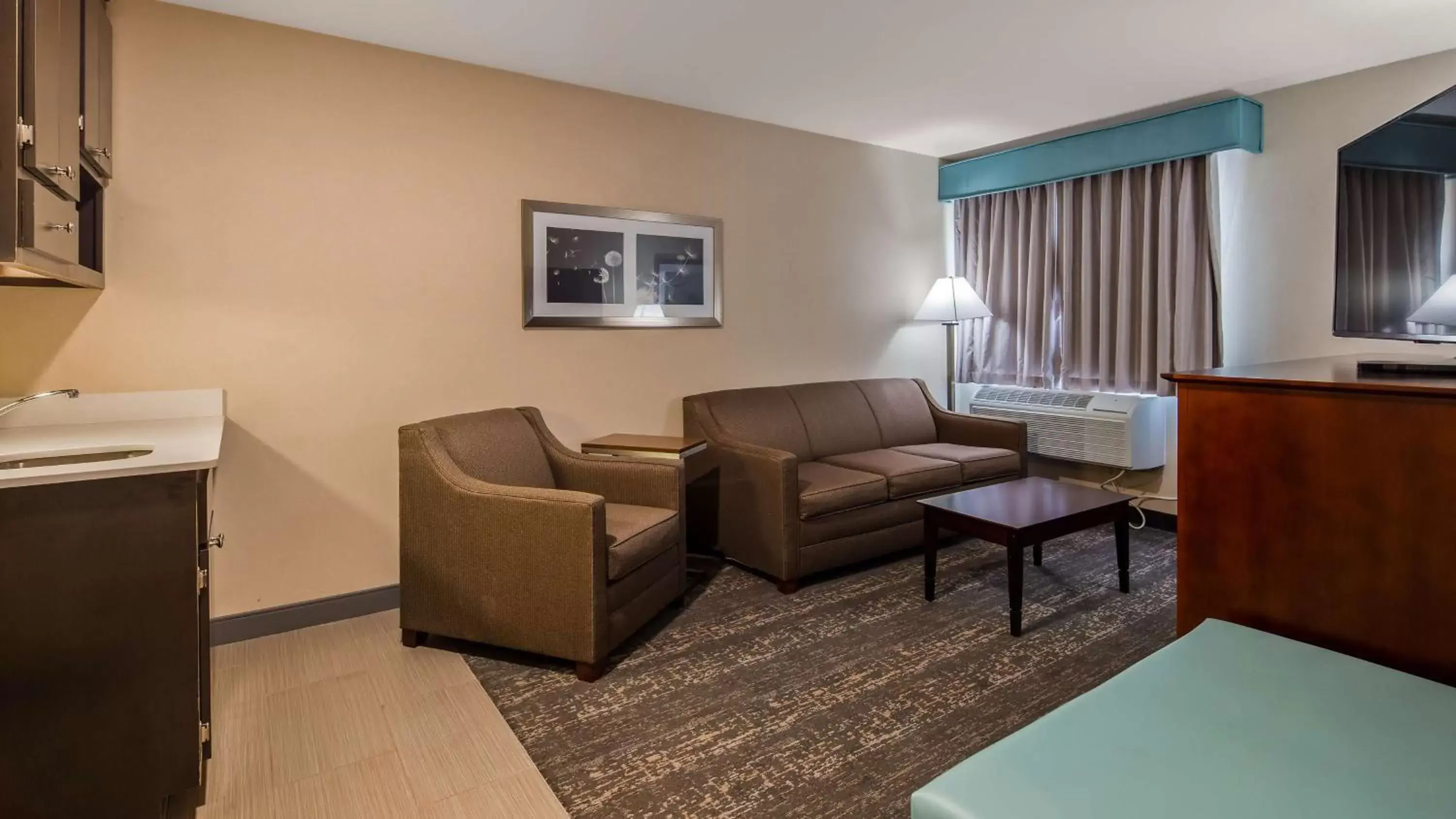 Photo of the whole room, Seating Area in Best Western Hampshire Inn & Suites