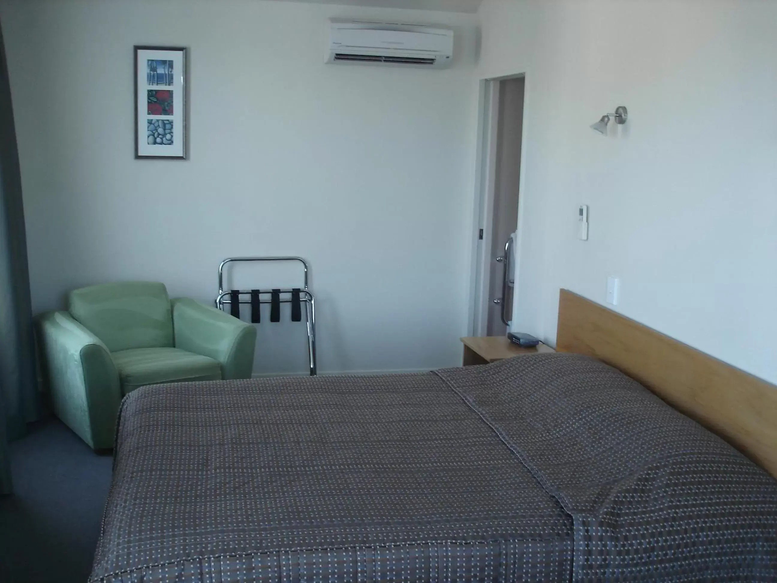 Seating area, Bed in Parkside Motel