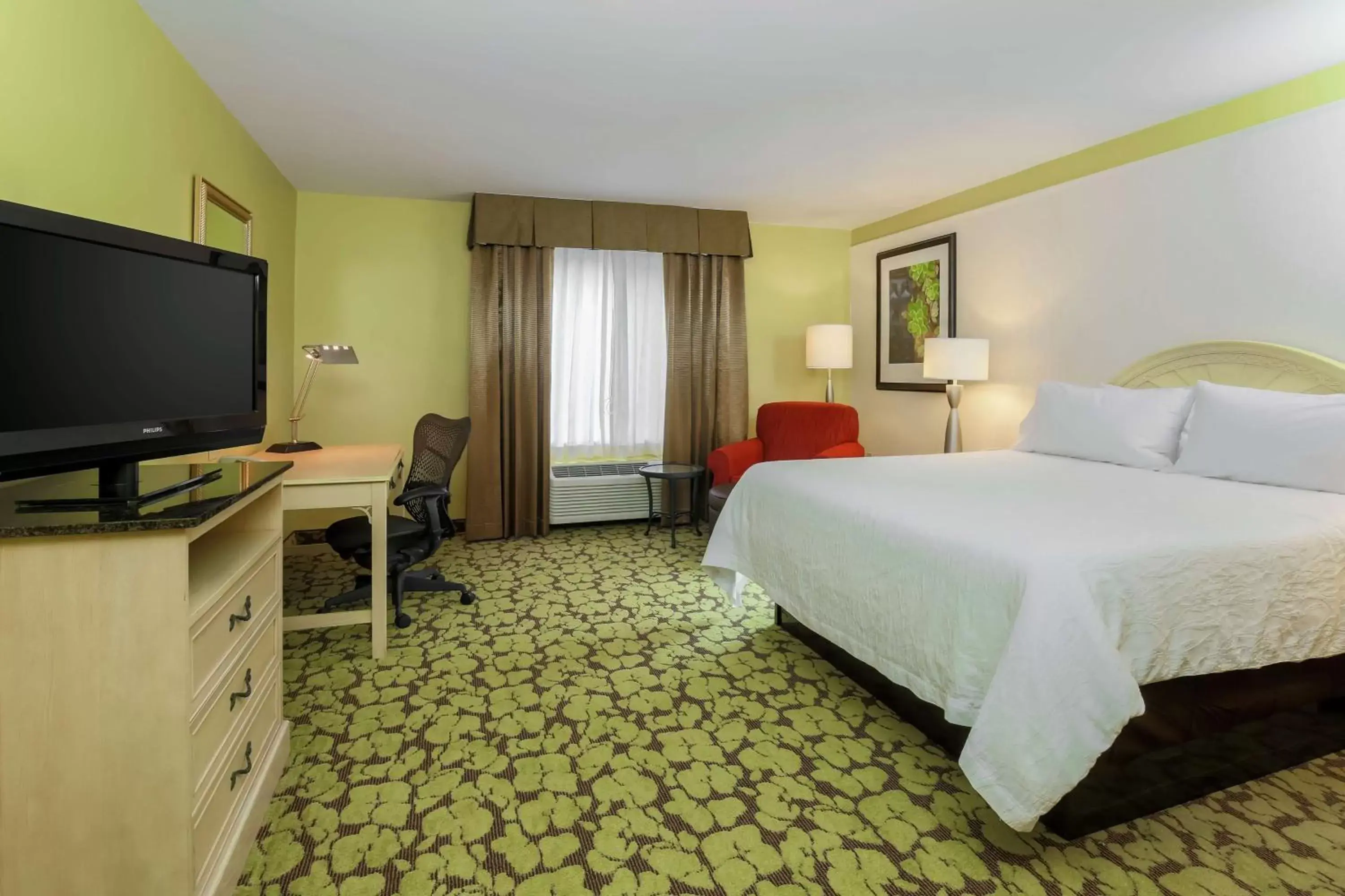 Bedroom, TV/Entertainment Center in Hilton Garden Inn Tallahassee