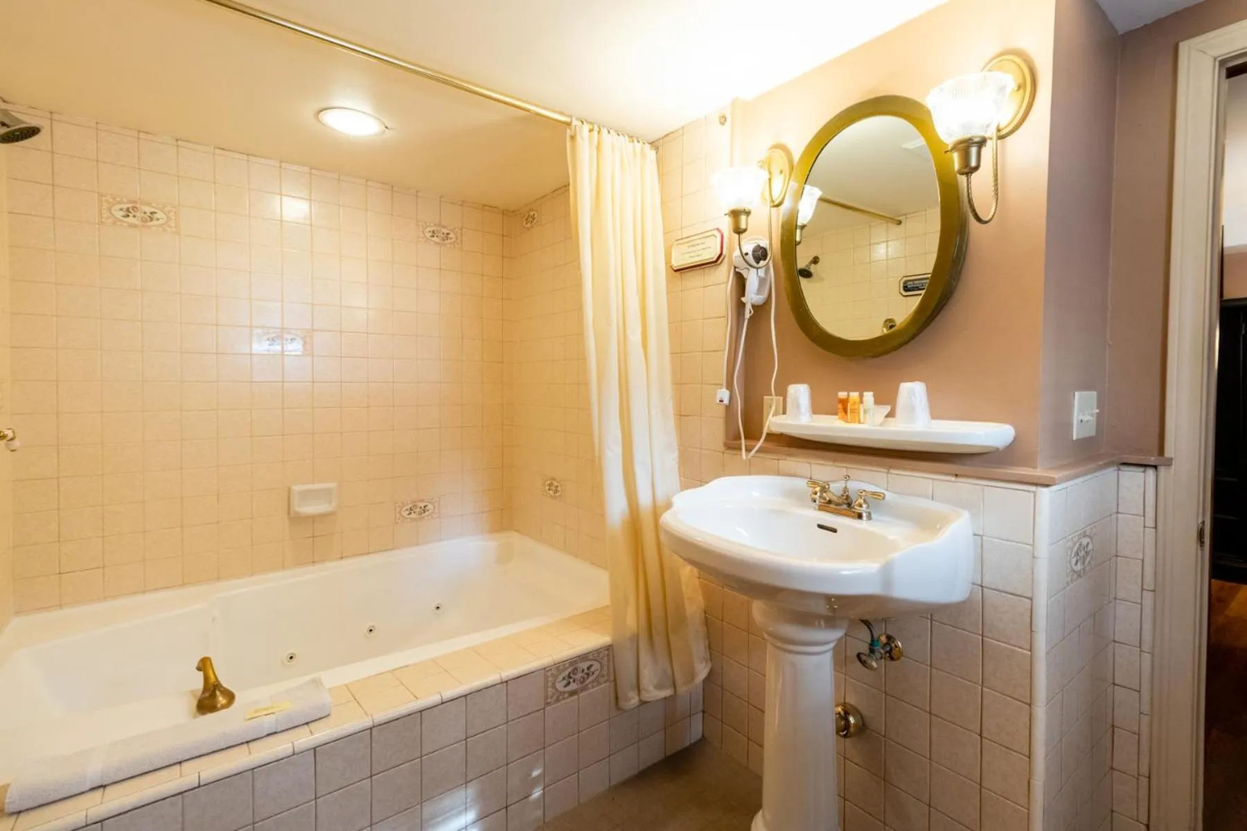 Saddleback Inn at Lake Arrowhead