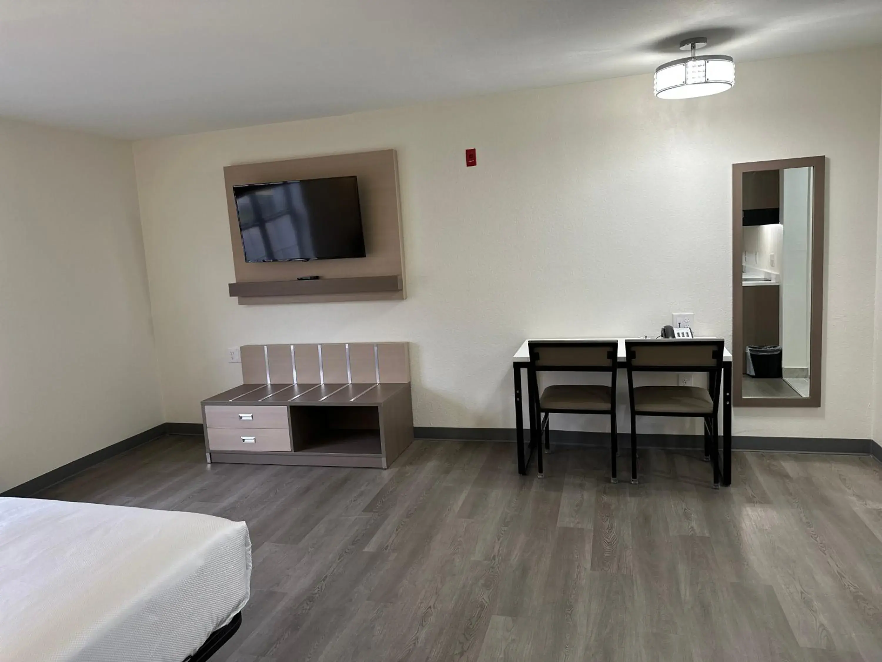 Bedroom, TV/Entertainment Center in MainStay Suites Columbia Harbison