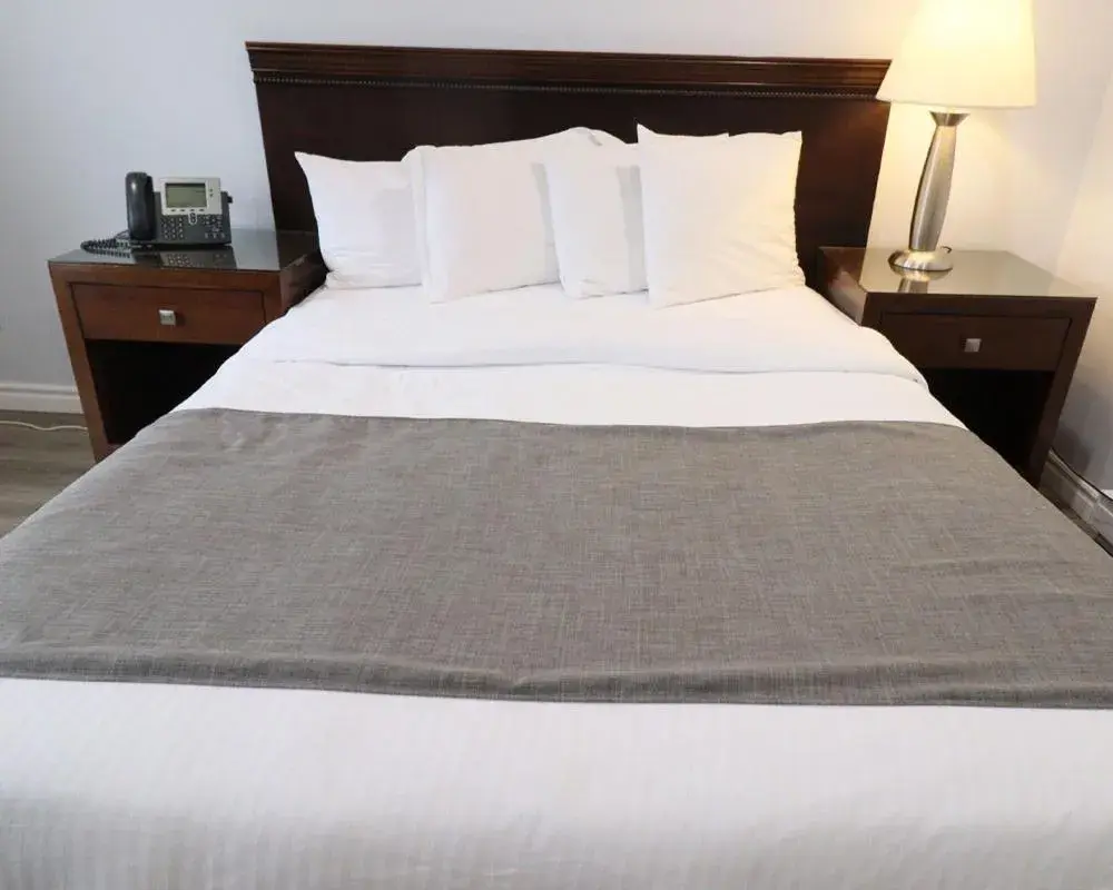 Bedroom, Bed in Algonquin Lakeside Inn