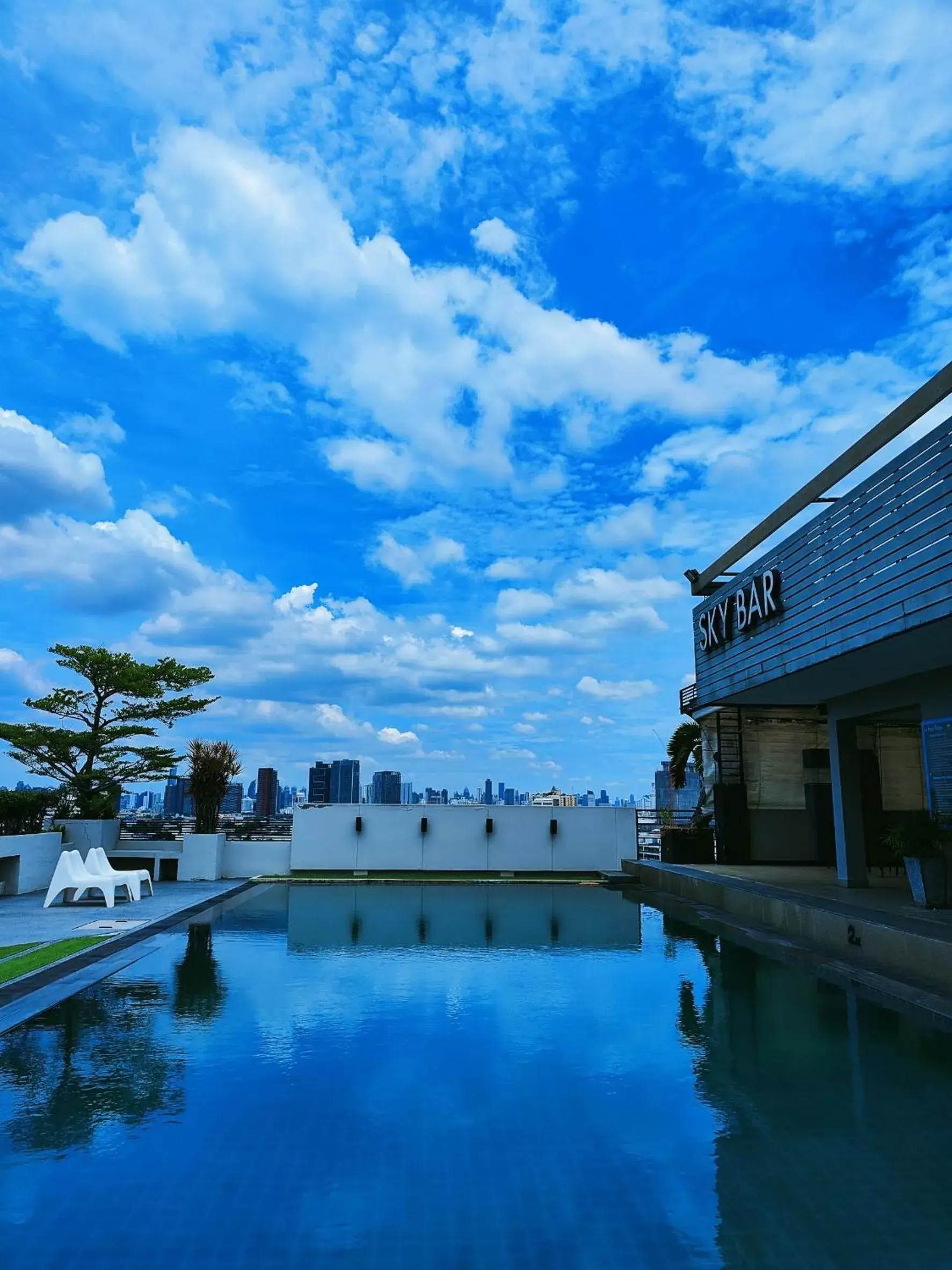 Swimming Pool in Bangkok Inter Place Hotel
