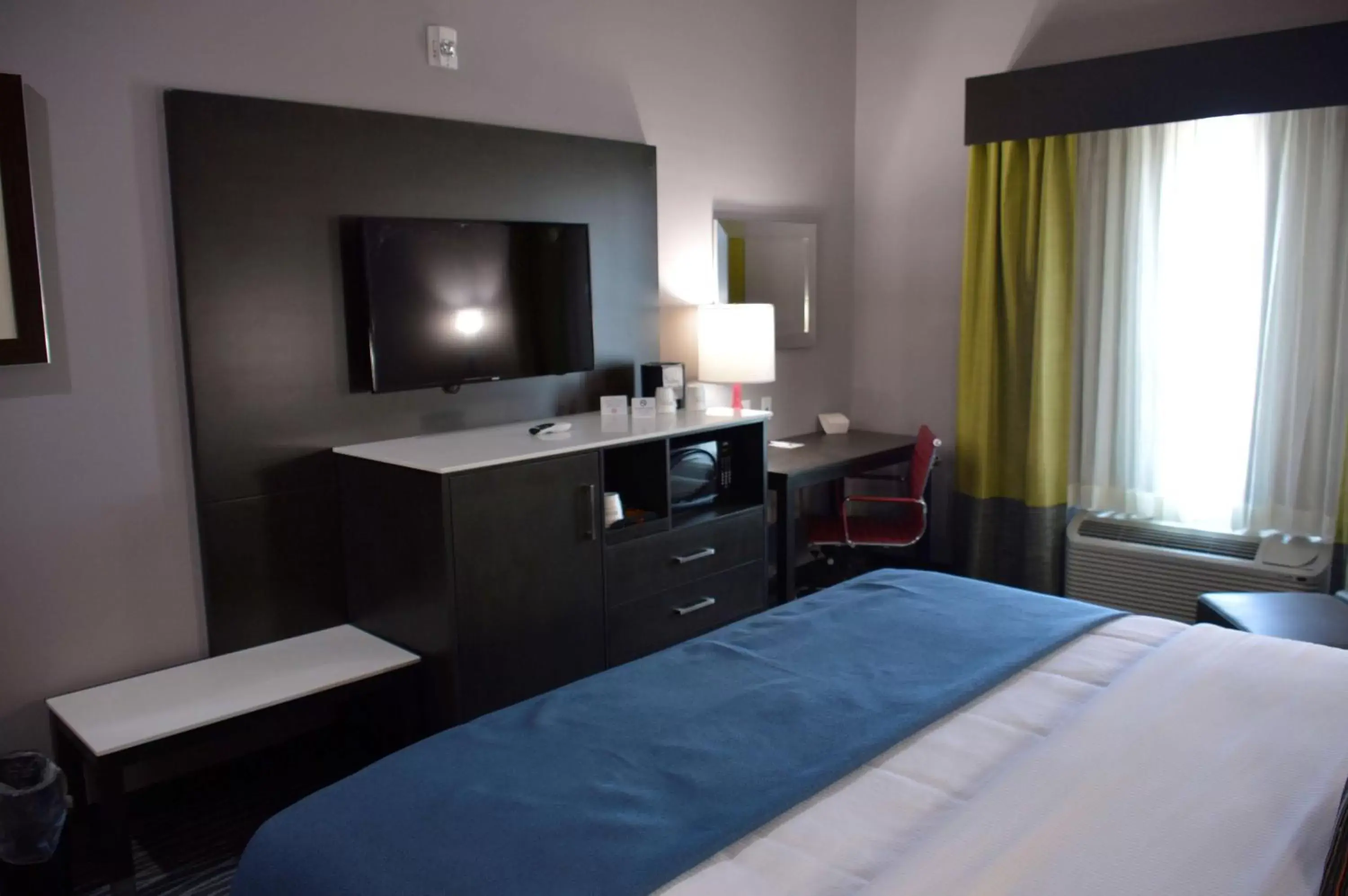 Photo of the whole room, Bed in Best Western Plus Airport Inn & Suites