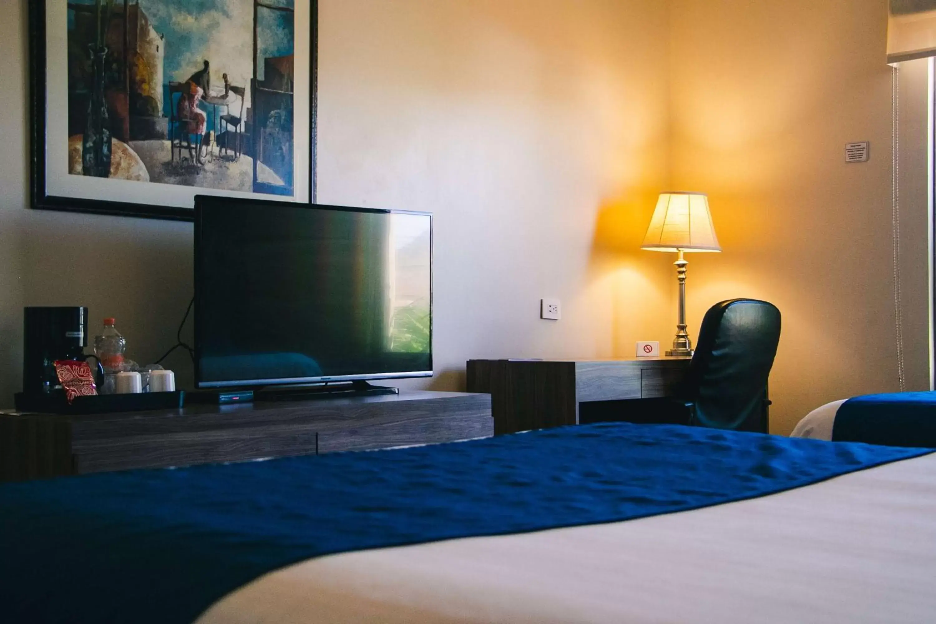 Photo of the whole room, TV/Entertainment Center in Best Western Plus Chihuahua Aeropuerto