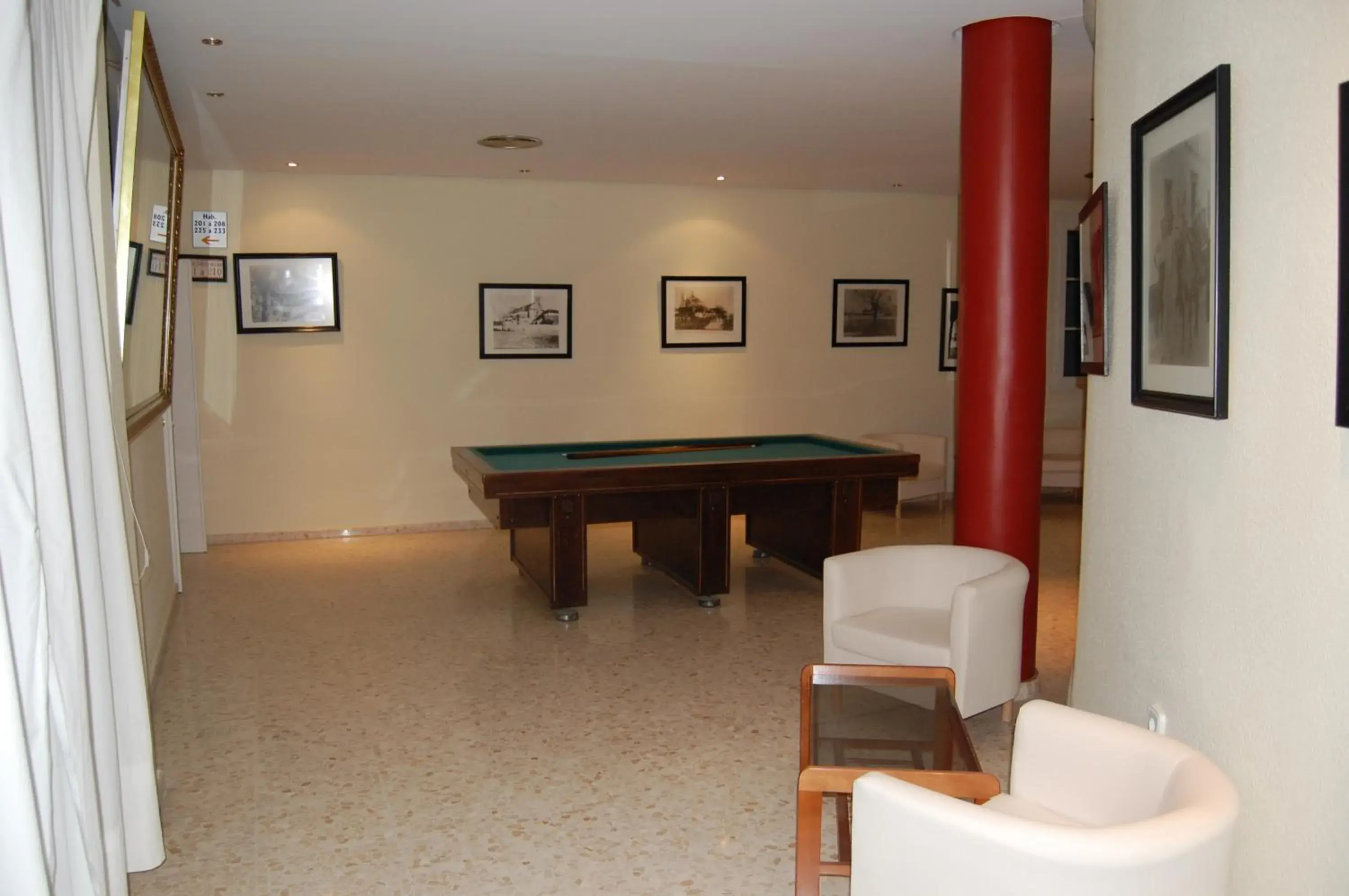 Game Room, Billiards in Hotel Castillo