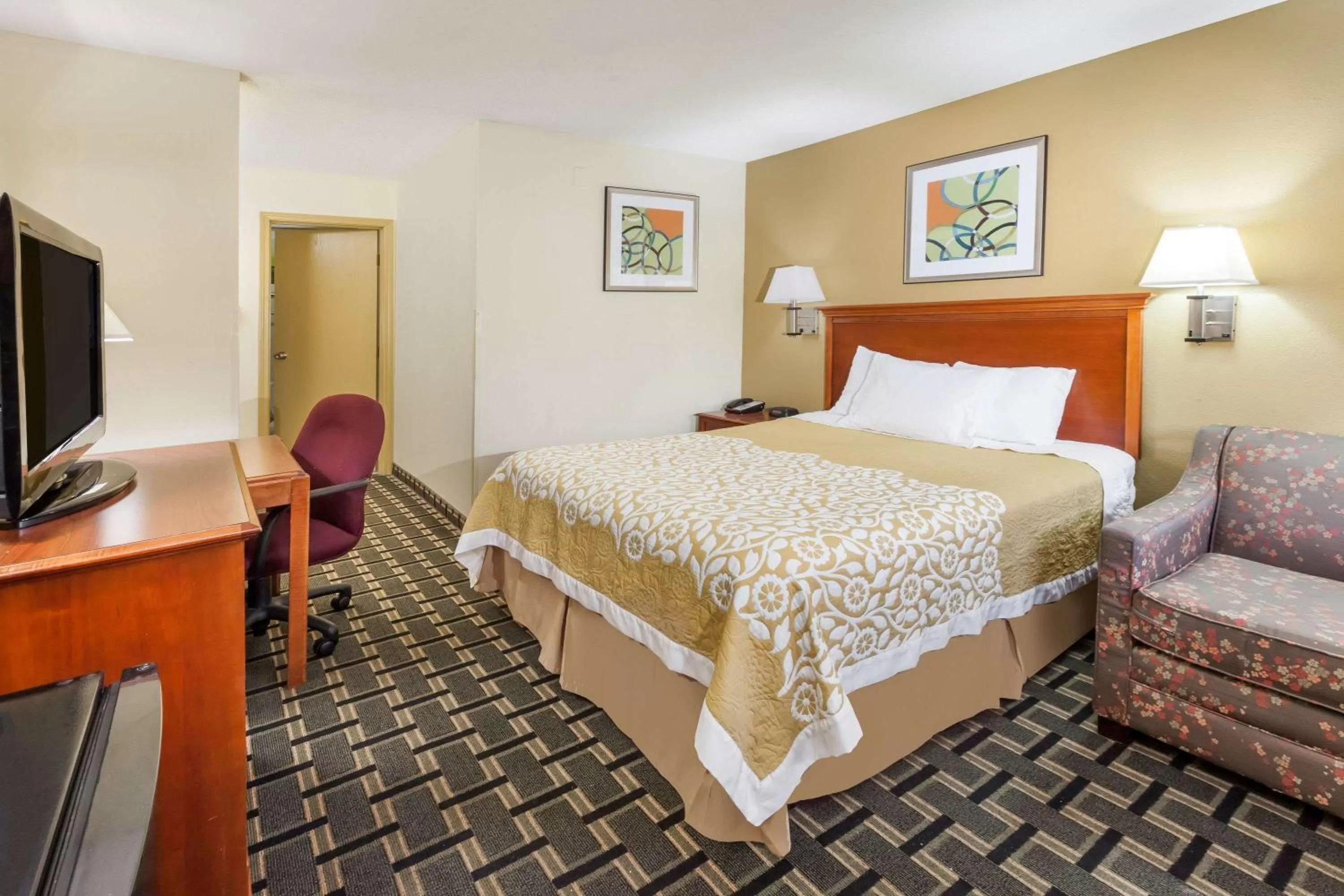 Photo of the whole room, Bed in Days Inn by Wyndham Kent - Akron