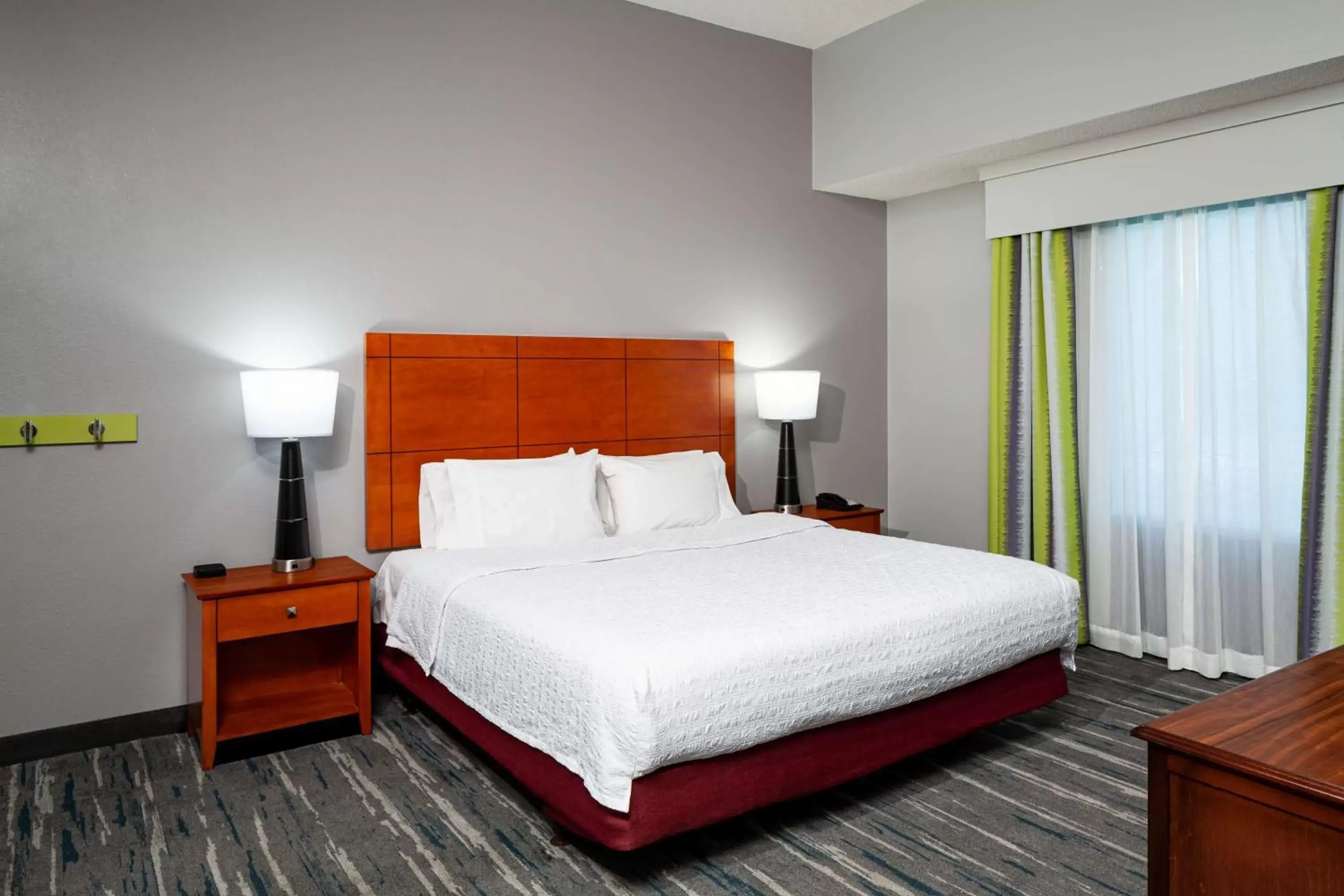 Bed in Hampton Inn & Suites Mobile I-65@ Airport Boulevard