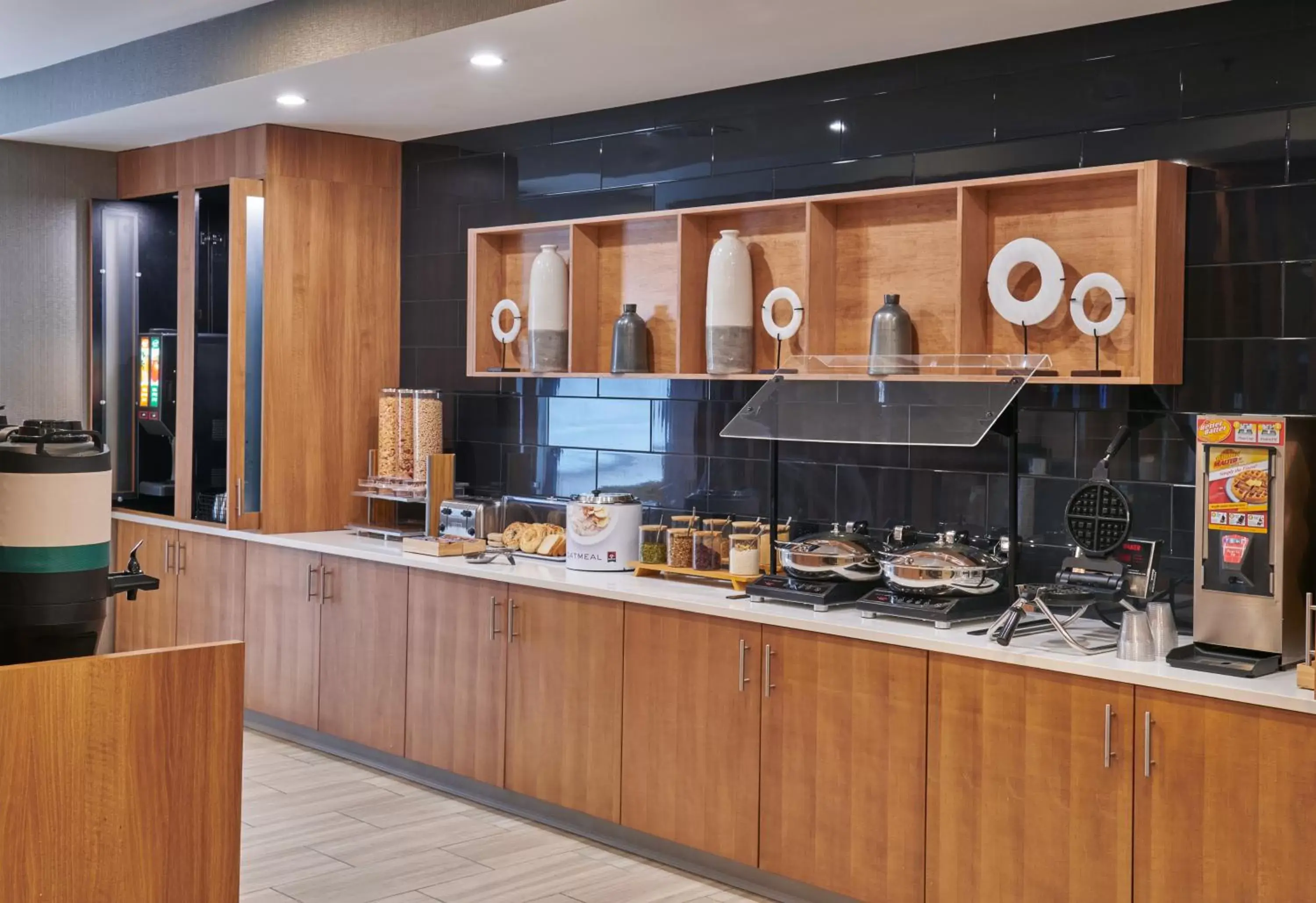 Breakfast, Kitchen/Kitchenette in SpringHill Suites by Marriott Detroit Dearborn