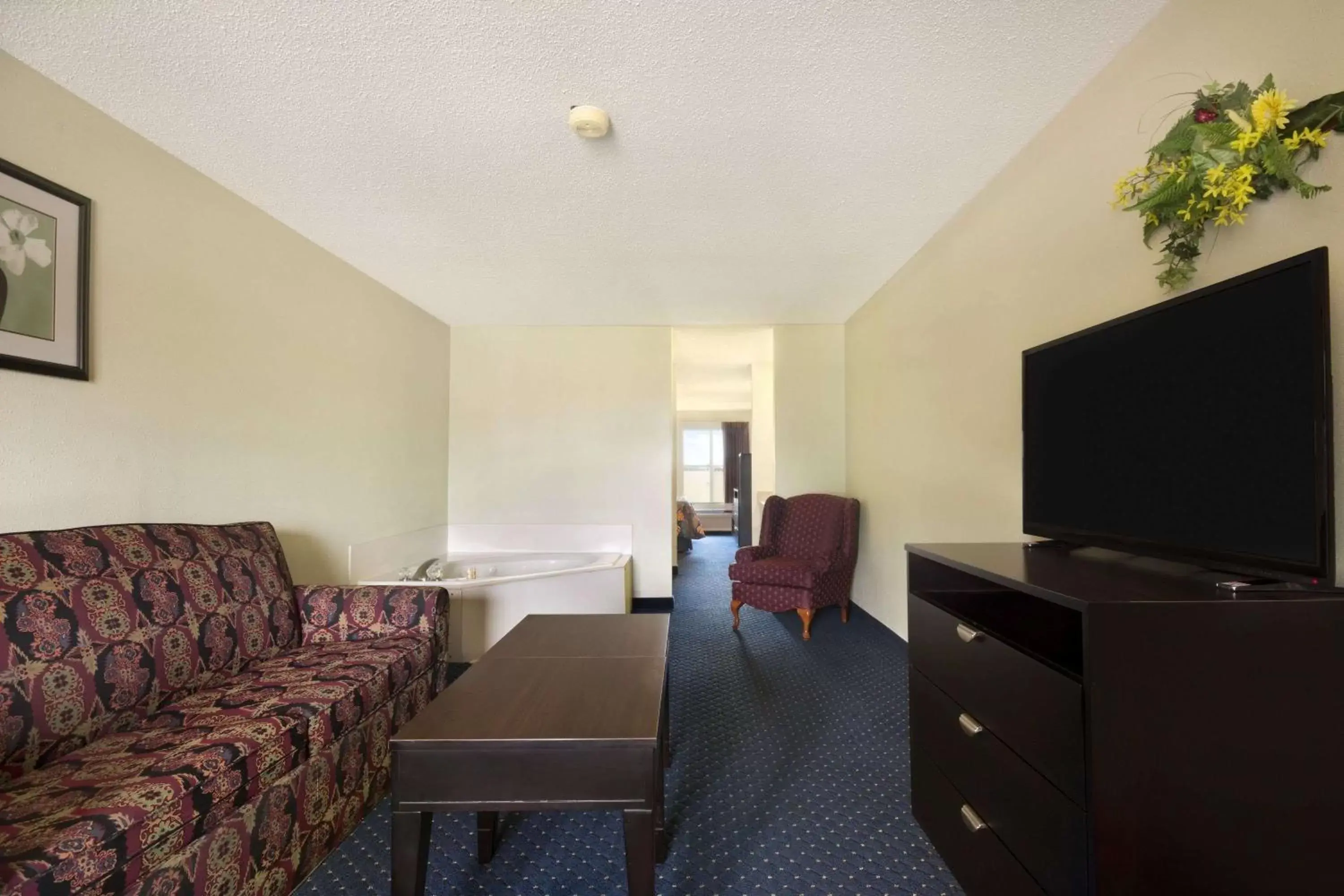 Photo of the whole room, Seating Area in Days Inn by Wyndham Alma