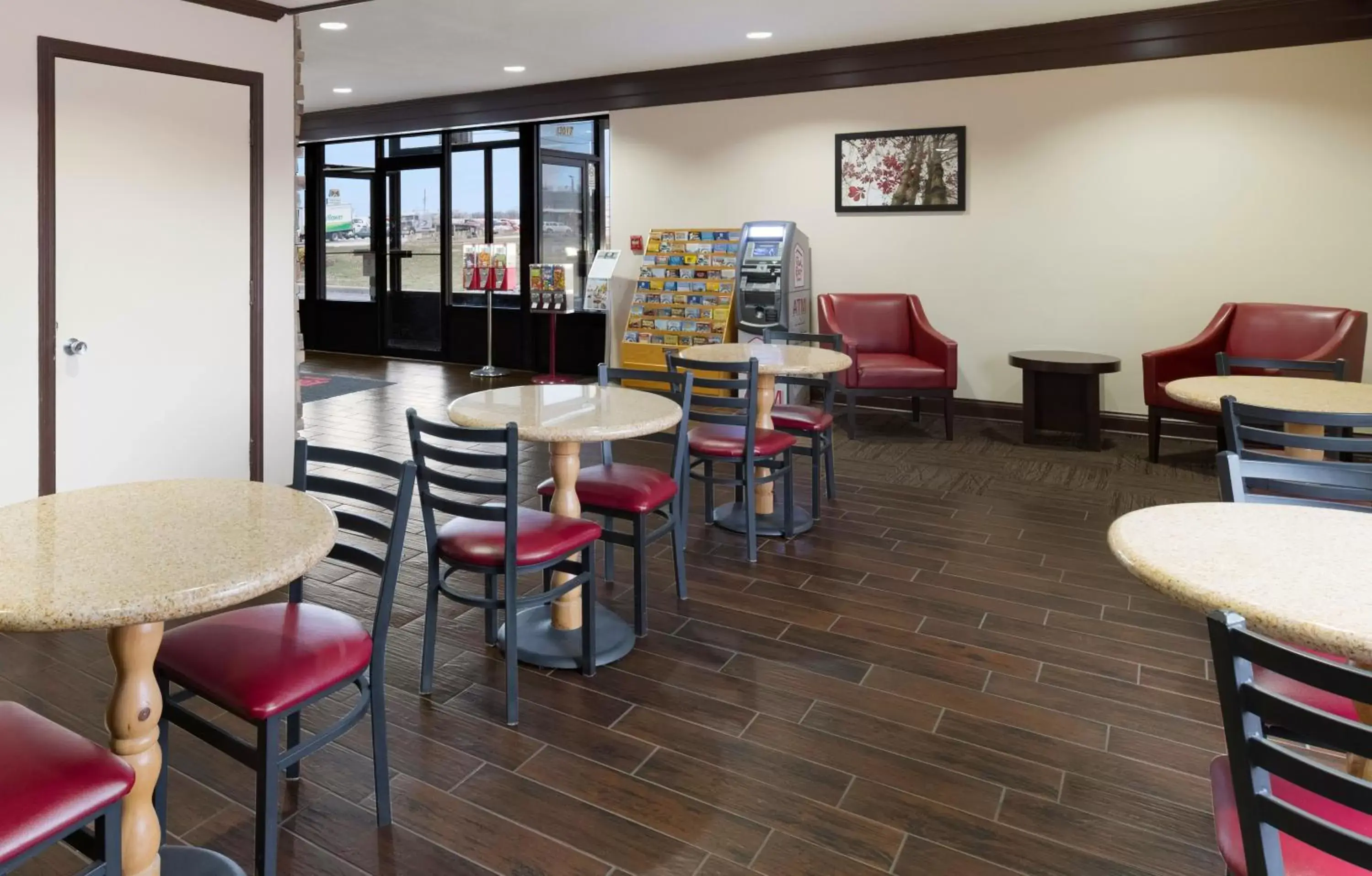 Lobby or reception, Lounge/Bar in Red Roof Inn Fort Wayne