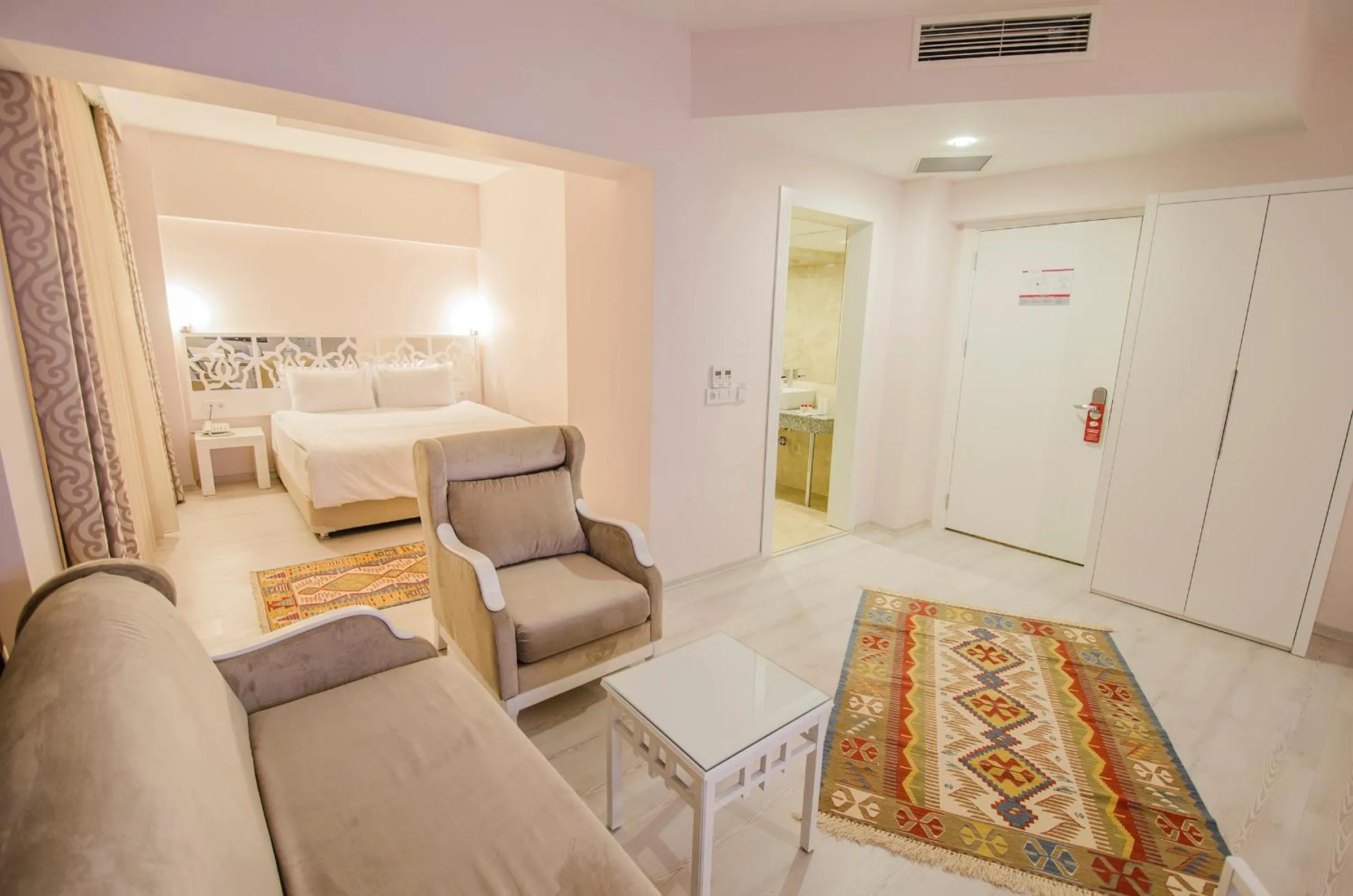 Photo of the whole room, Bed in Cimenoglu Hotel