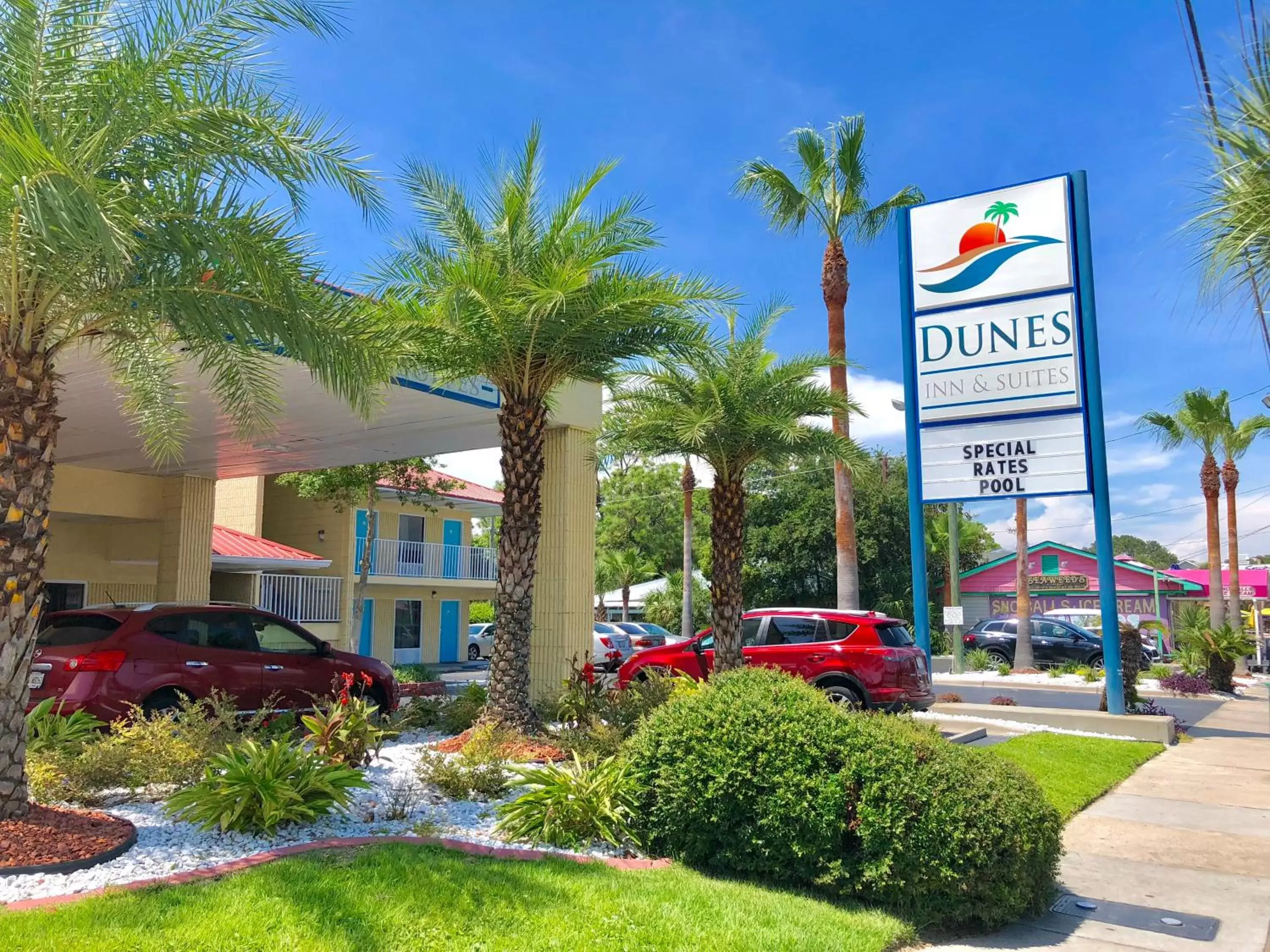 Facade/entrance, Property Building in Dunes Inn & Suites - Tybee Island