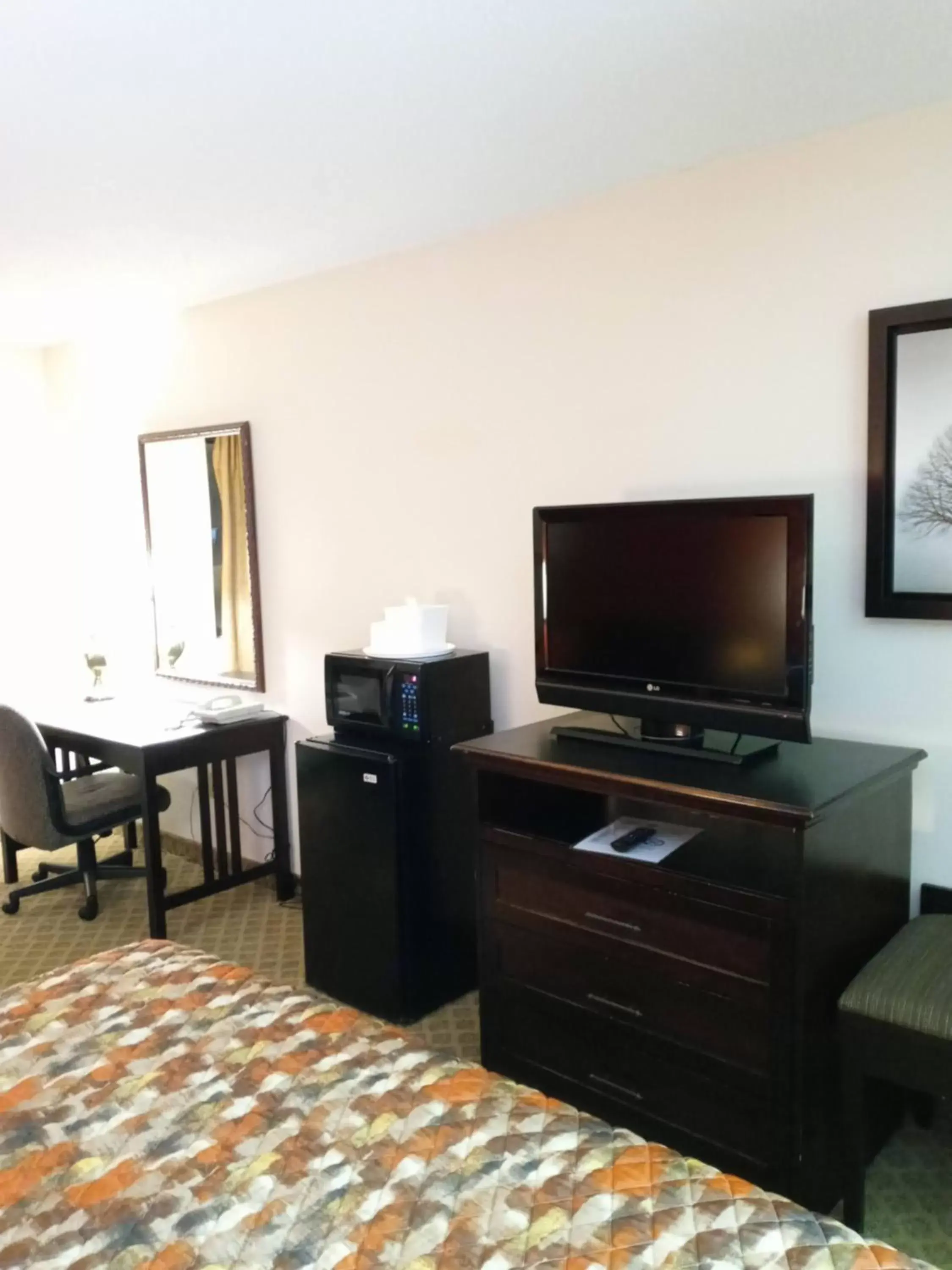 Seating area, TV/Entertainment Center in Country Hearth Inn & Suites - Kenton