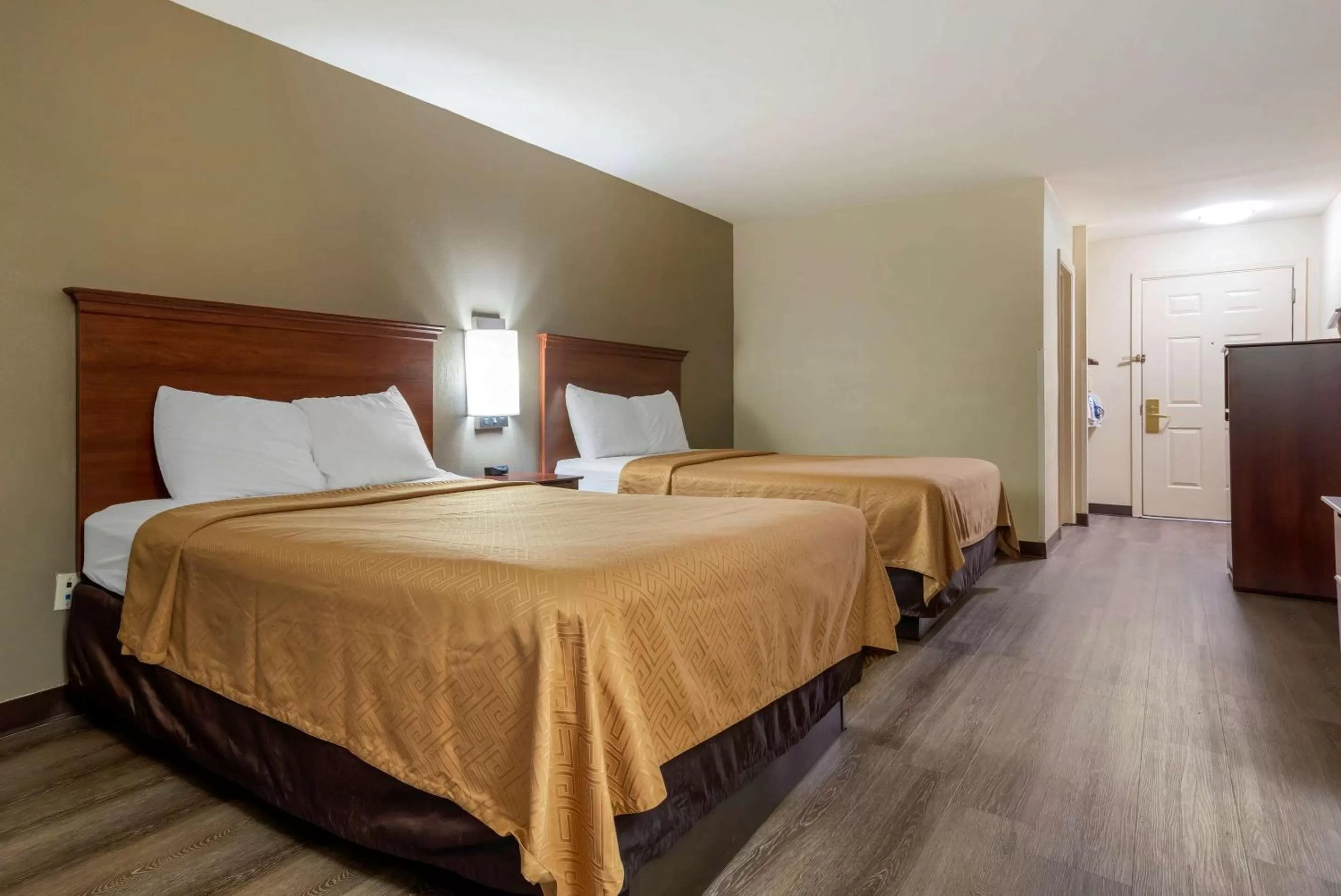 Photo of the whole room, Bed in Econo Lodge Inn & Suites Flowood - Jackson Northwest