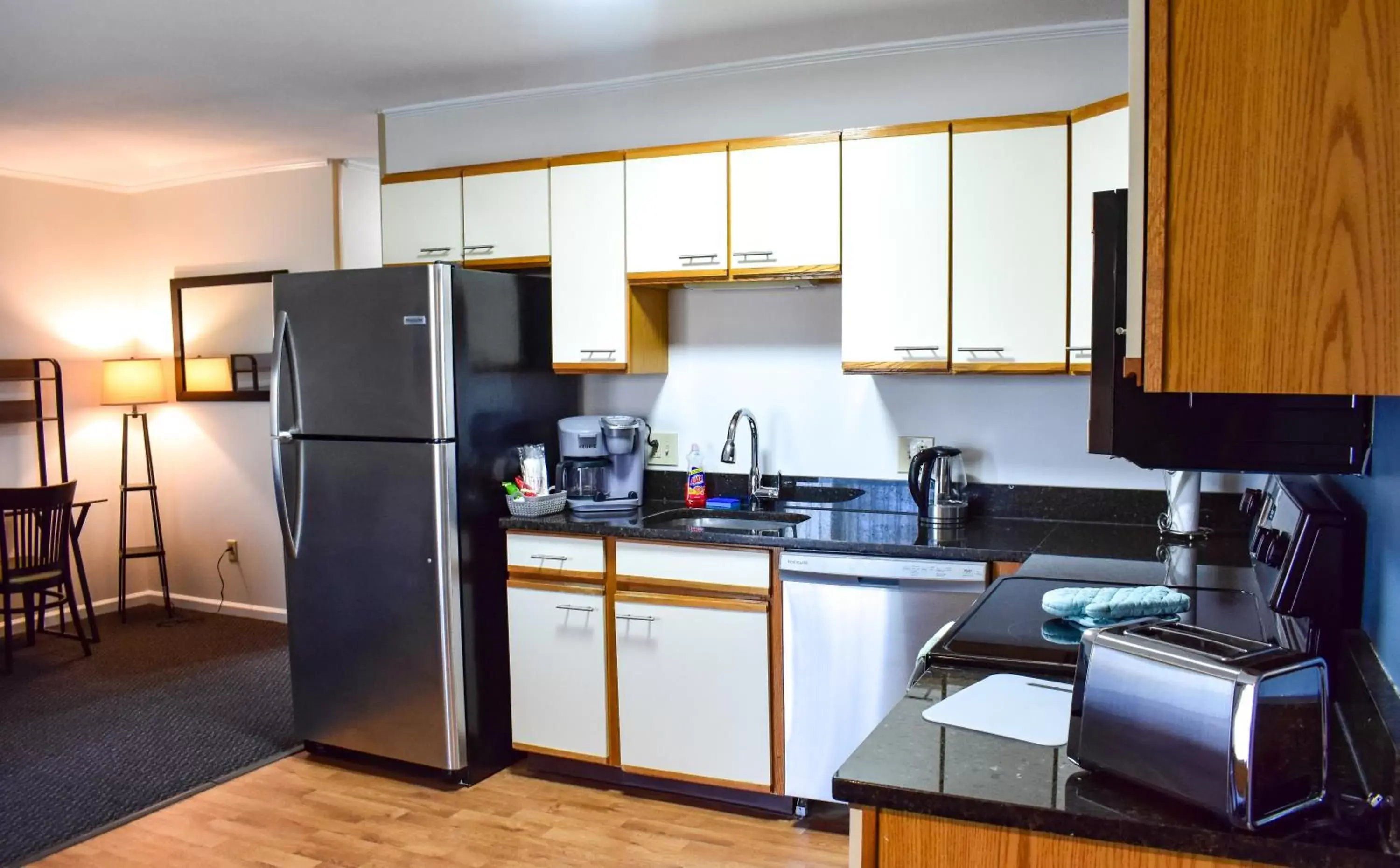 Kitchen/Kitchenette in The Central Downtown Inn Suites