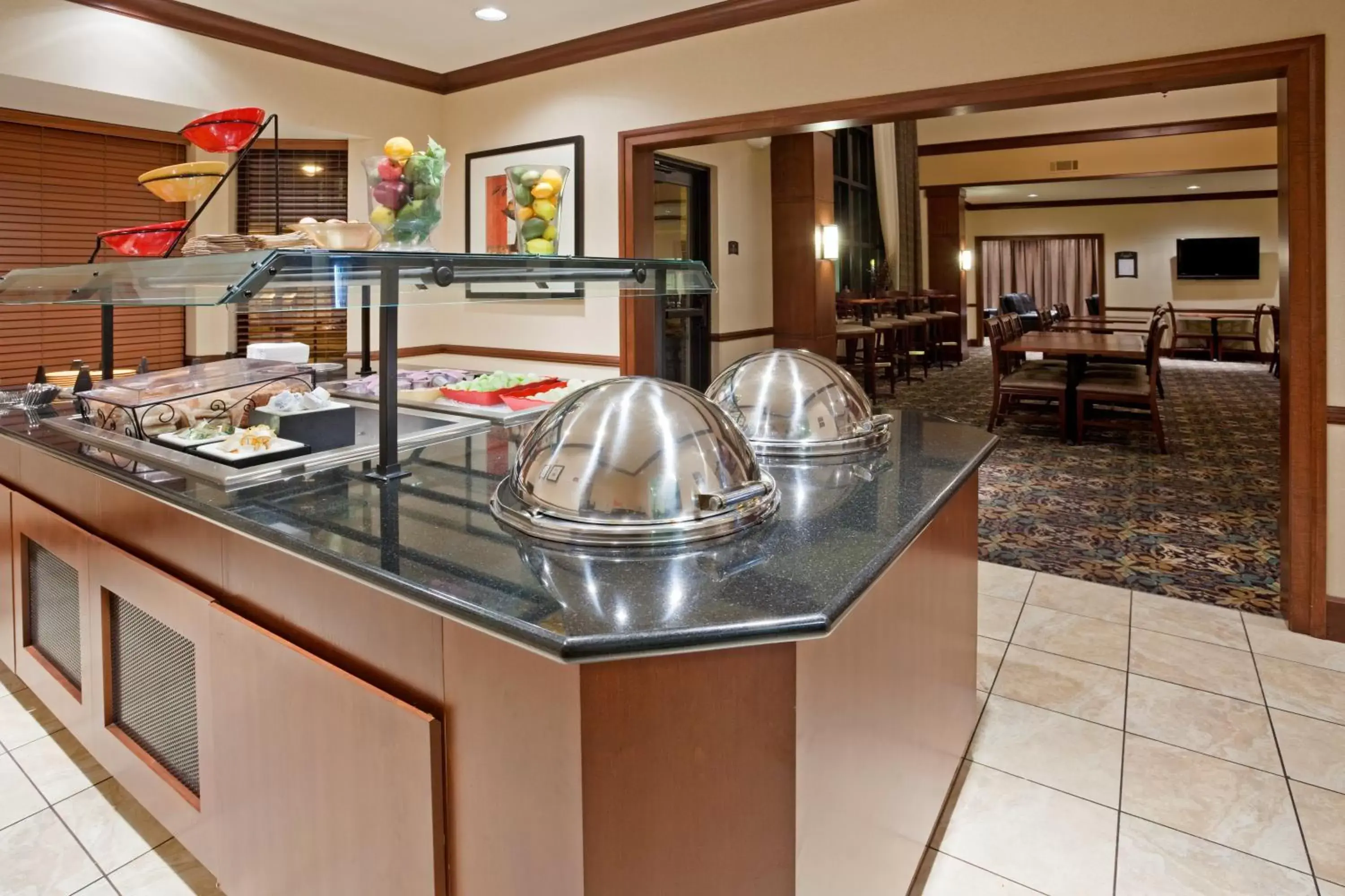 Breakfast, Restaurant/Places to Eat in Staybridge Suites Milwaukee West-Oconomowoc, an IHG Hotel