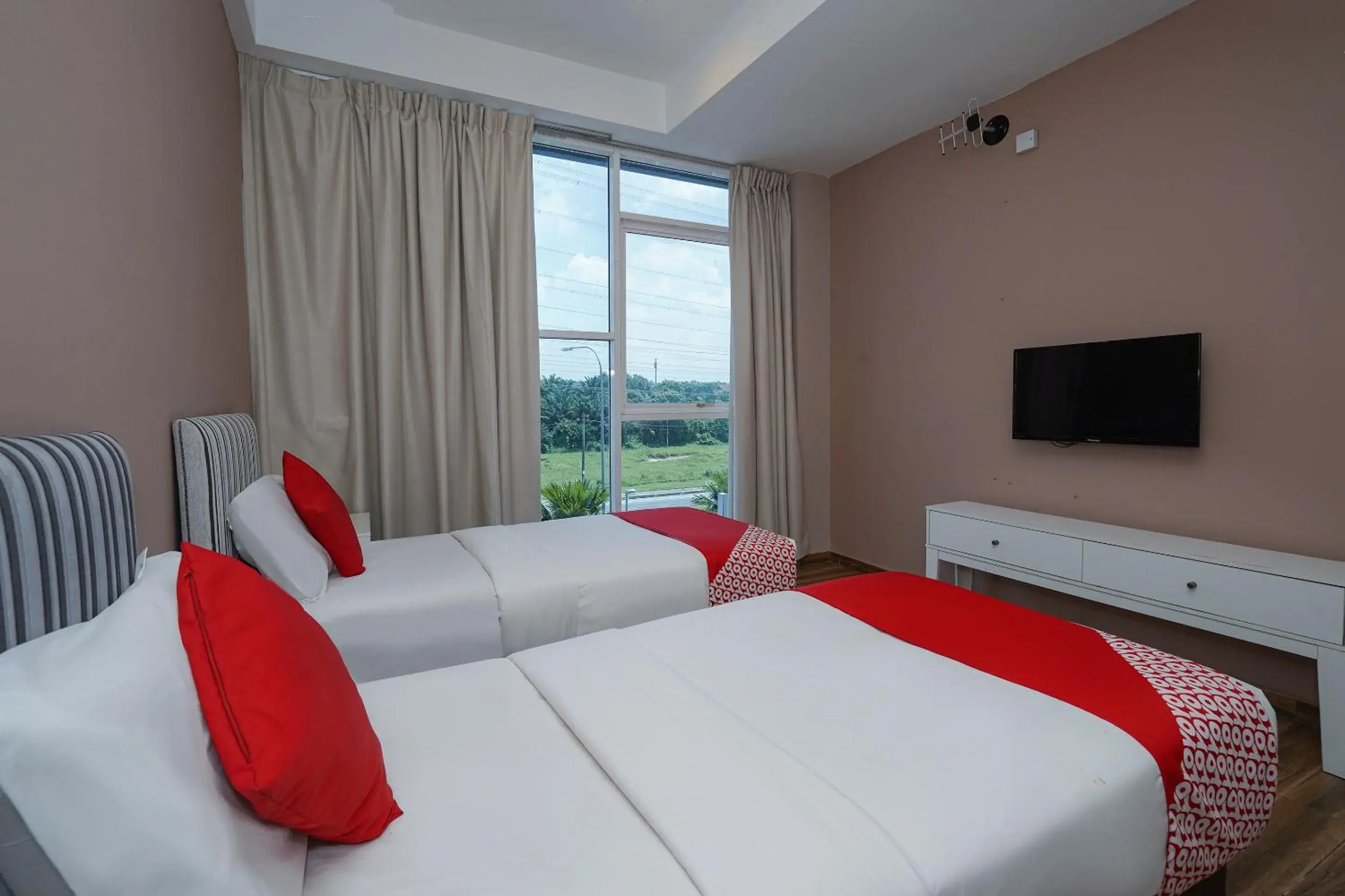 Photo of the whole room, Bed in OYO 90100 Bangi Gateway Hotel