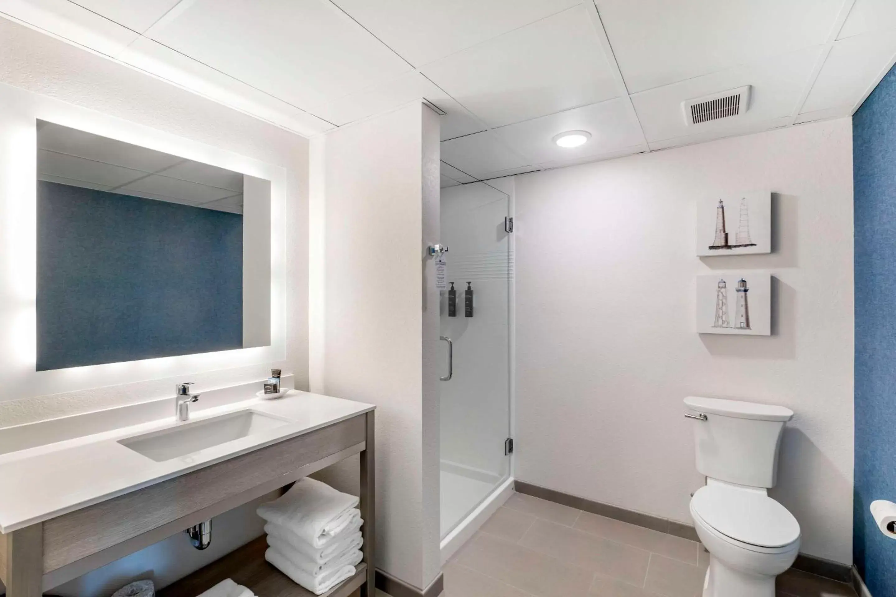 Bedroom, Bathroom in The Harborview, Ascend Hotel Collection